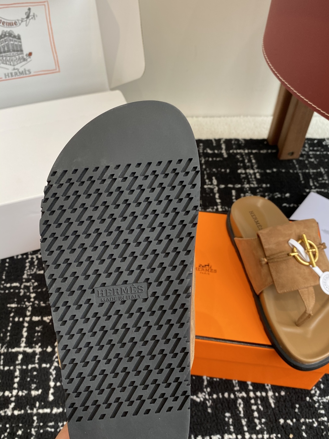代购级
(⚠️官网同步✈️飞机盒包装）
HERMES 25ss 夹脚拖鞋在专柜是需要靠抢的，特别好搭

