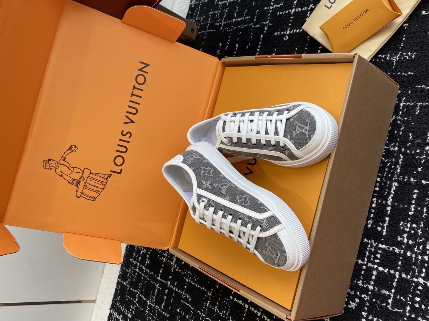 代购级（官网同步✈️盒包装）
Lv驴牌25新款Lagoon 运动休闲鞋Monogram 丹宁帆布鞋

经