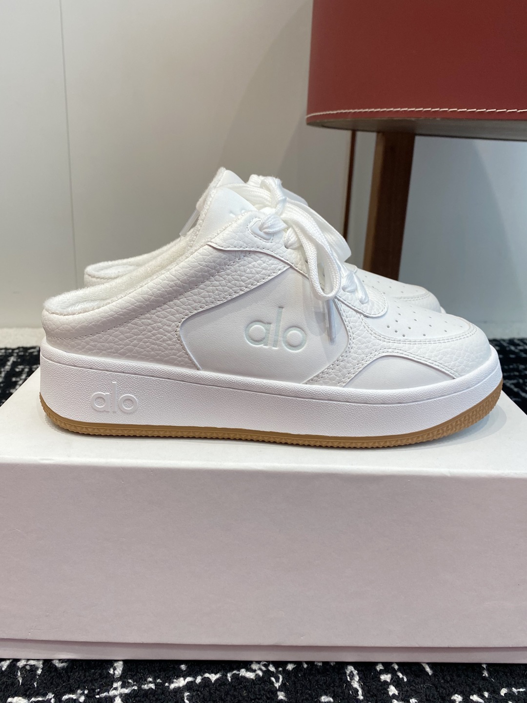 代购级
alo25s 春夏新款 拼色小白鞋厚底 半拖 舒适休闲款

alo比耐克更懂女生！上脚超级百搭！