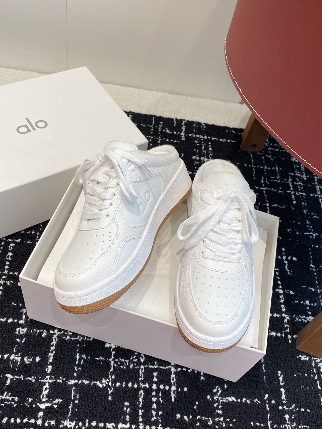 代购级
alo25s 春夏新款 拼色小白鞋厚底 半拖 舒适休闲款

alo比耐克更懂女生！上脚超级百搭！