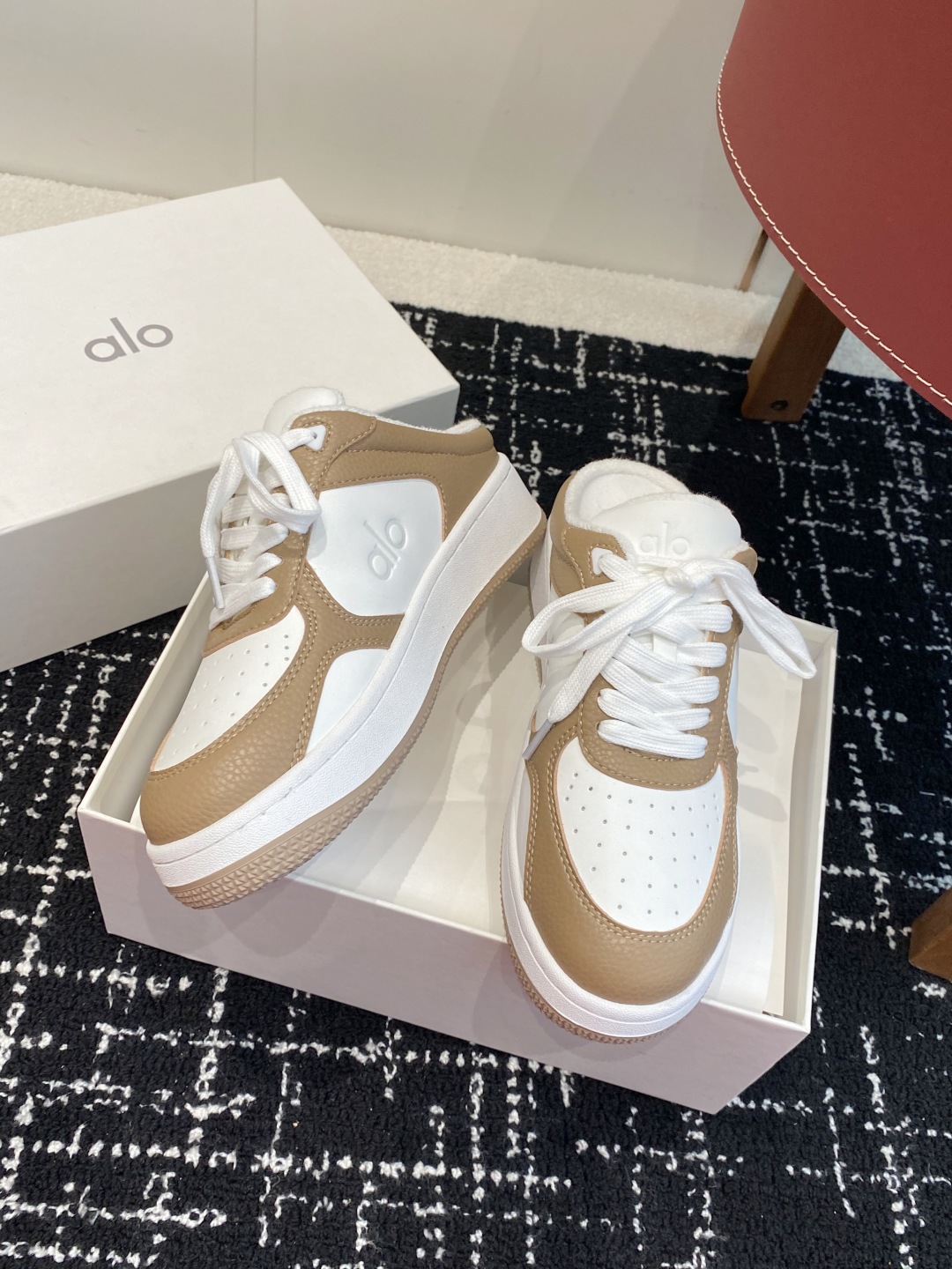 代购级
alo25s 春夏新款 拼色小白鞋厚底 半拖 舒适休闲款

alo比耐克更懂女生！上脚超级百搭！