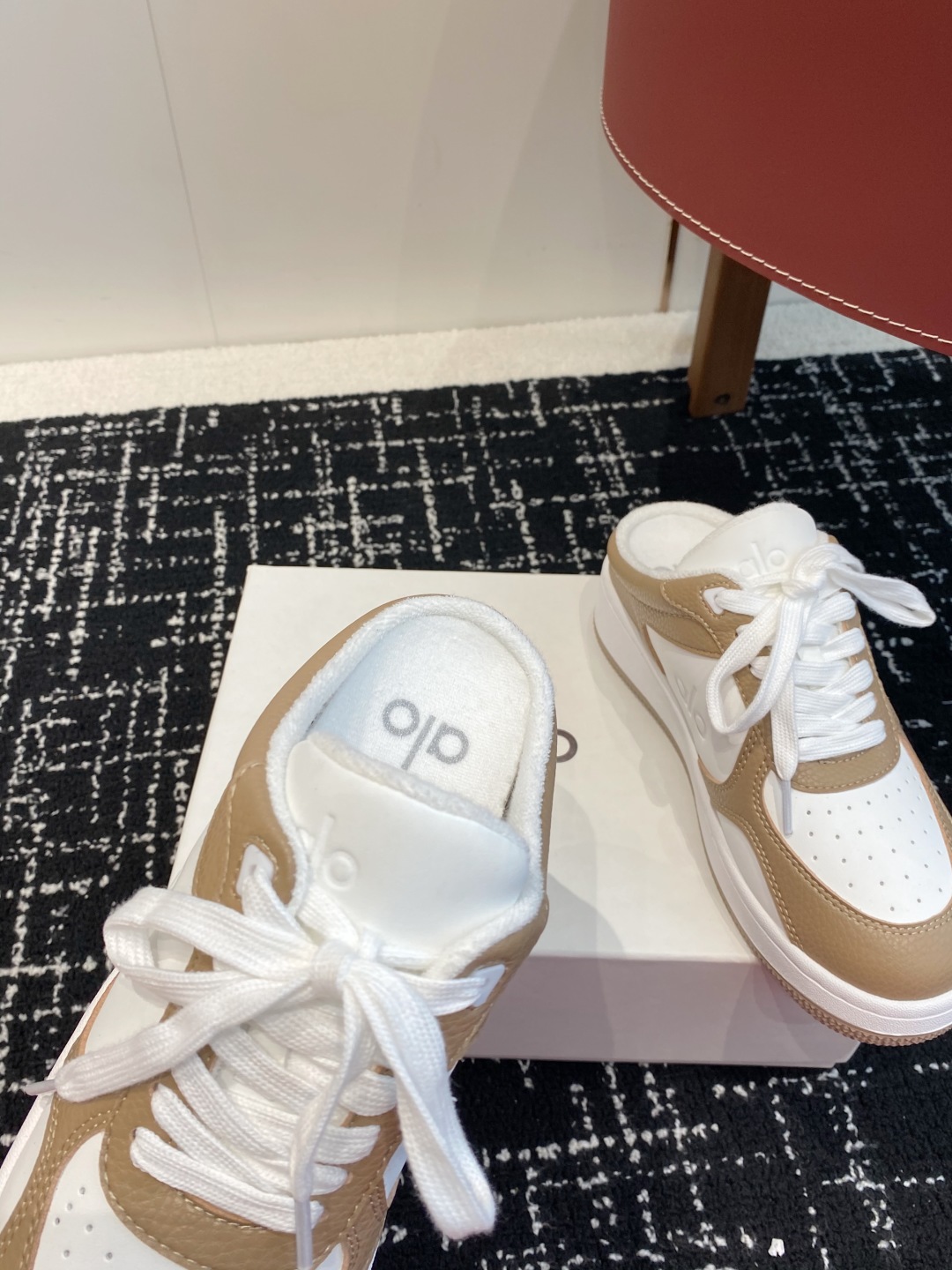 代购级
alo25s 春夏新款 拼色小白鞋厚底 半拖 舒适休闲款

alo比耐克更懂女生！上脚超级百搭！