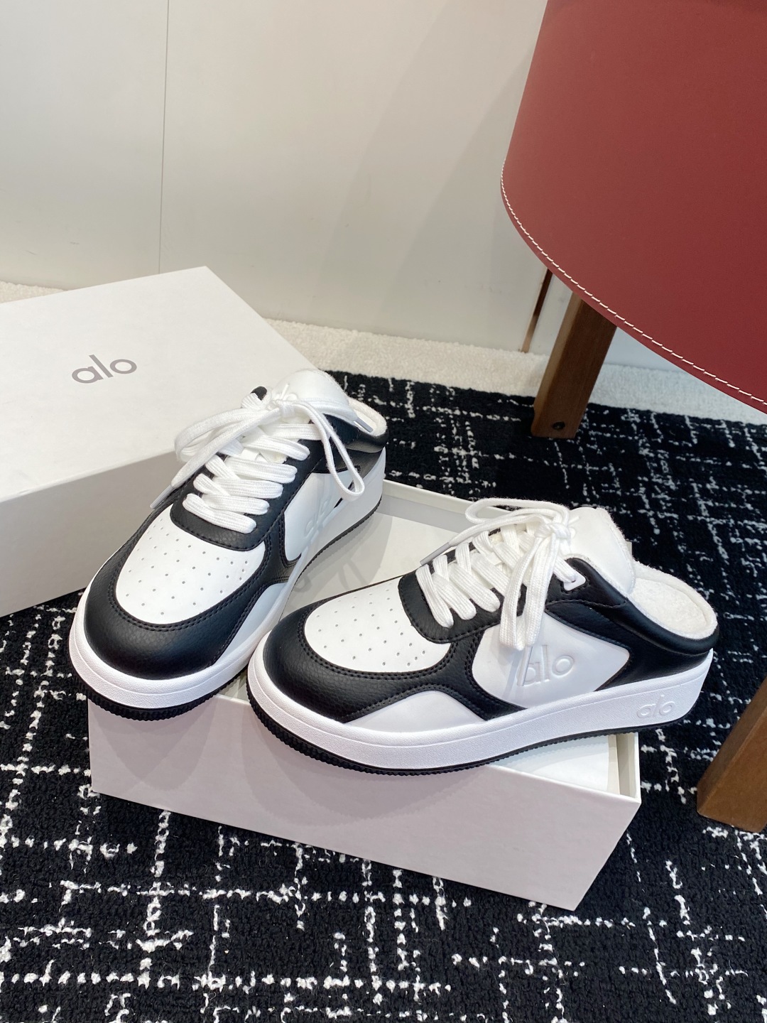 代购级💰260
alo25s 春夏新款 拼色小白鞋厚底 半拖 舒适休闲款

alo比耐克更懂女生！上脚超级百搭！而且超级舒适！是厚底款但是上脚一点都不沉重！

非常轻便！套上袜套搭配更好看！而且还是明星同款推荐～上脚增高显腿细！

超级适合我们小个子女生～鞋子整体也是经典的拼色撞色设计搭配鞋面细腻的真皮纹路肌理感！！

材质：牛皮 内里：羊里 大底：纯天然橡胶大底

Size：#35-40（40定制不退换）

