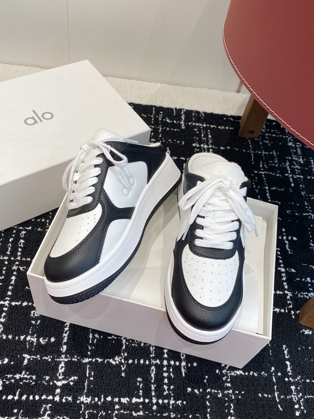 代购级💰260
alo25s 春夏新款 拼色小白鞋厚底 半拖 舒适休闲款

alo比耐克更懂女生！上脚超级百搭！而且超级舒适！是厚底款但是上脚一点都不沉重！

非常轻便！套上袜套搭配更好看！而且还是明星同款推荐～上脚增高显腿细！

超级适合我们小个子女生～鞋子整体也是经典的拼色撞色设计搭配鞋面细腻的真皮纹路肌理感！！

材质：牛皮 内里：羊里 大底：纯天然橡胶大底

Size：#35-40（40定制不退换）
