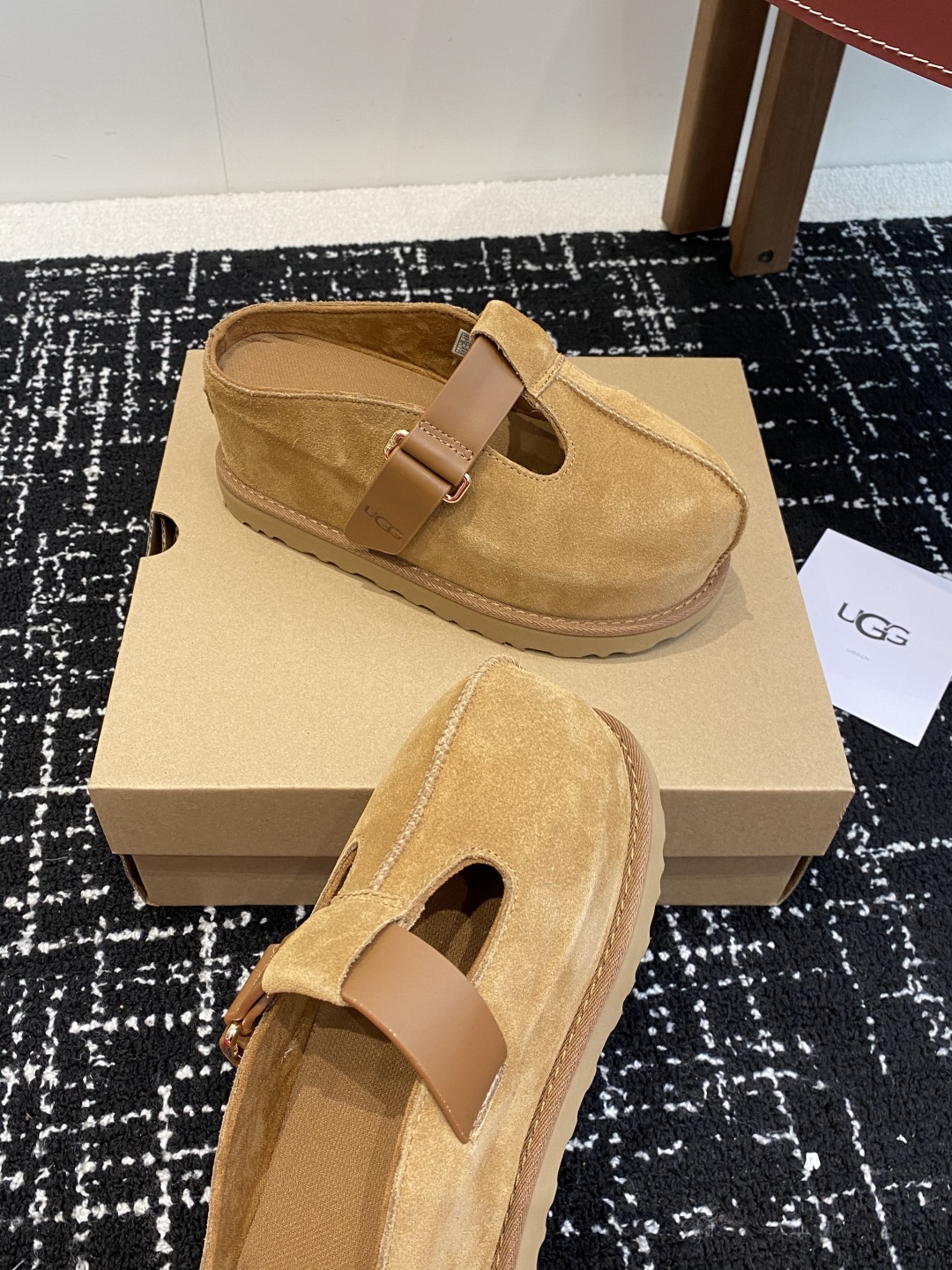 东莞代购级
UGG春款新款，金星克罗格鞋(厚底款)NEW 巨舒服巨好看

鞋底7厘米厚度增高，小个子女生