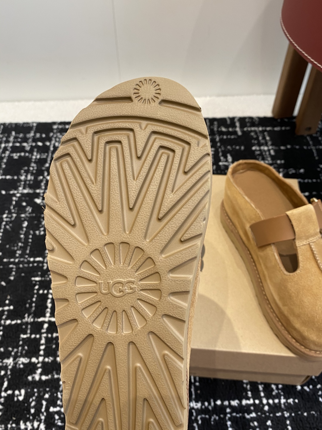 东莞代购级
UGG春款新款，金星克罗格鞋(厚底款)NEW 巨舒服巨好看

鞋底7厘米厚度增高，小个子女生