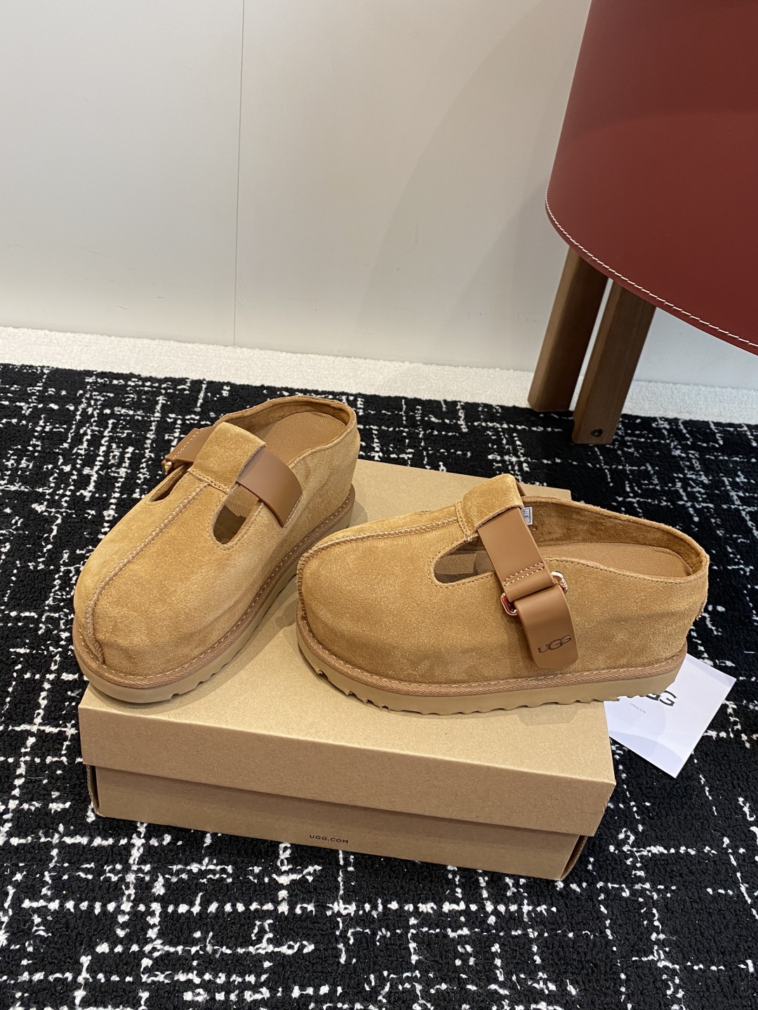 东莞代购级
UGG春款新款，金星克罗格鞋(厚底款)NEW 巨舒服巨好看

鞋底7厘米厚度增高，小个子女生