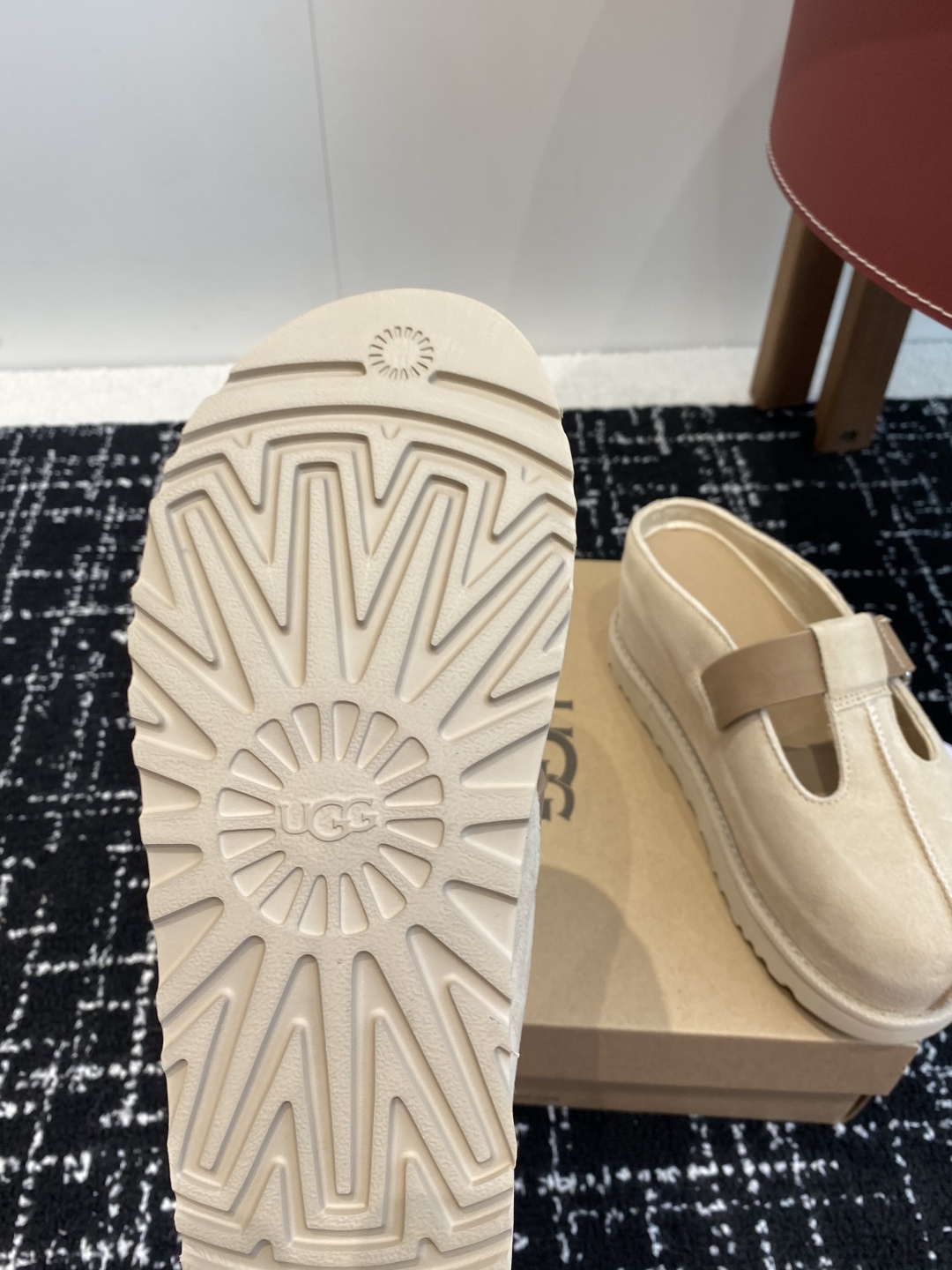 东莞代购级
UGG春款新款，金星克罗格鞋(厚底款)NEW 巨舒服巨好看

鞋底7厘米厚度增高，小个子女生