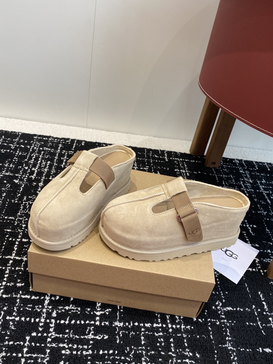 东莞代购级
UGG春款新款，金星克罗格鞋(厚底款)NEW 巨舒服巨好看

鞋底7厘米厚度增高，小个子女生