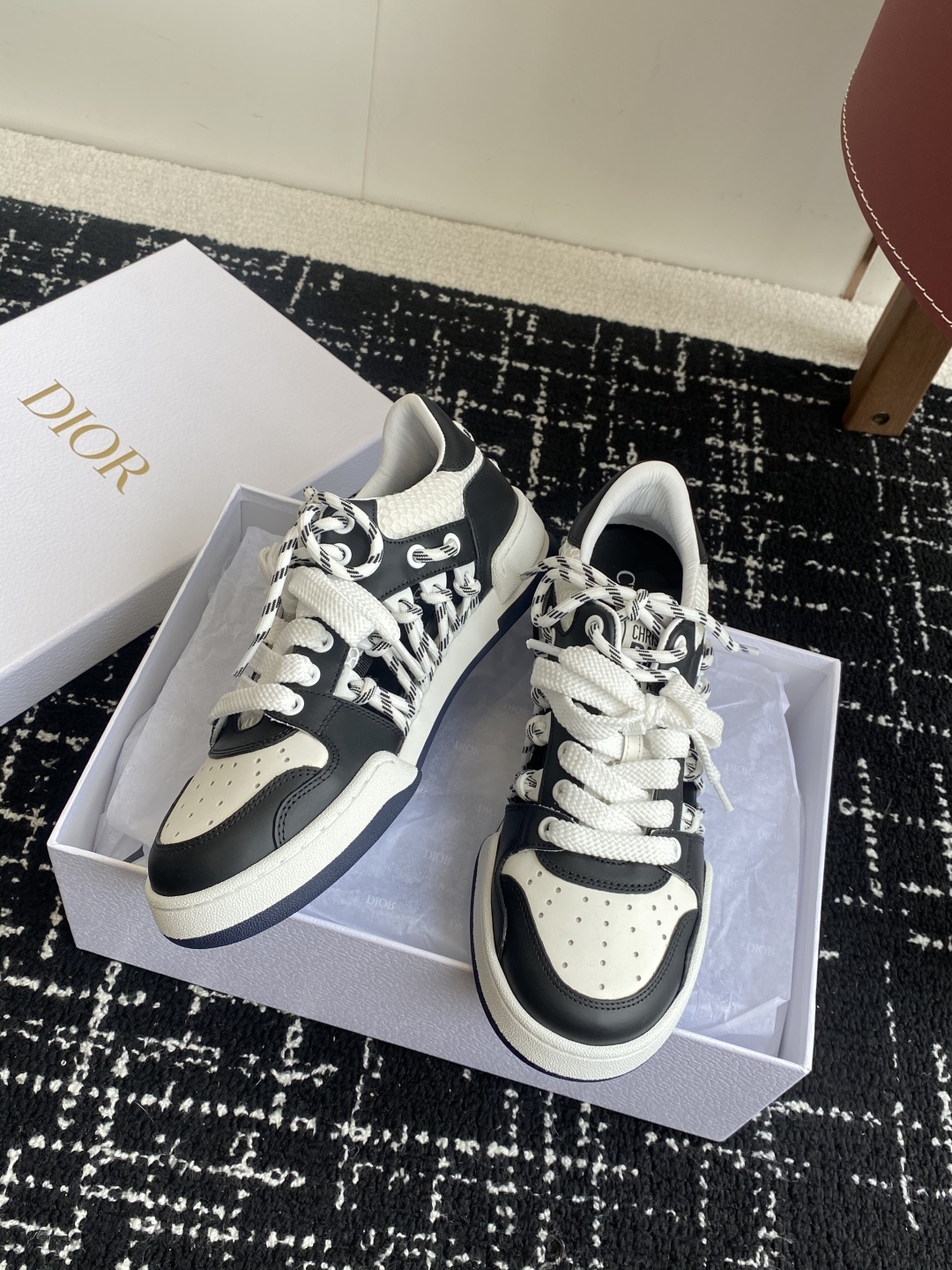代购级
Dior迪奥 最新 First 系列 镂空 高帮休闲 运动鞋
原版购入开发 做货 这款 Dior