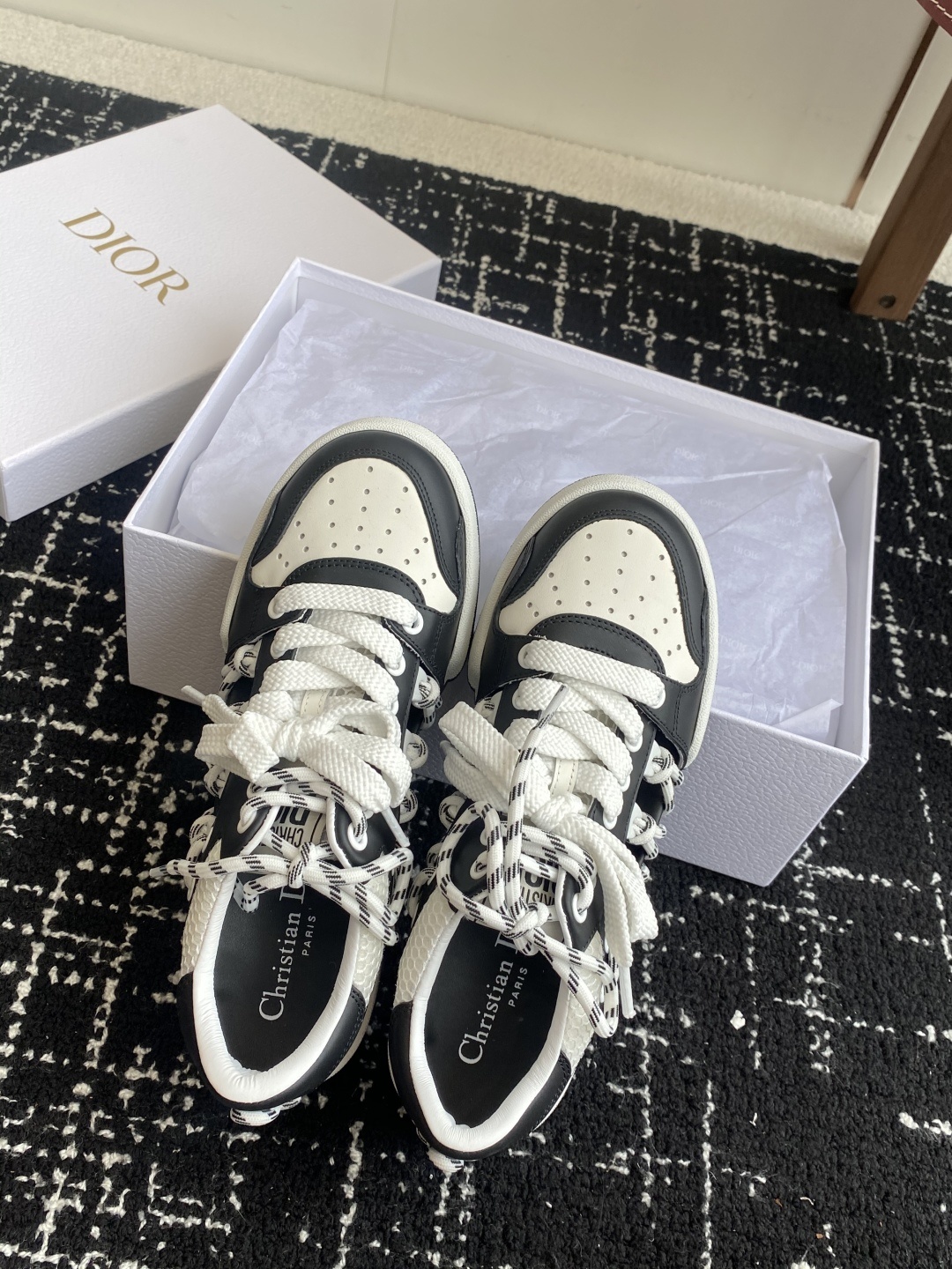代购级
Dior迪奥 最新 First 系列 镂空 高帮休闲 运动鞋
原版购入开发 做货 这款 Dior