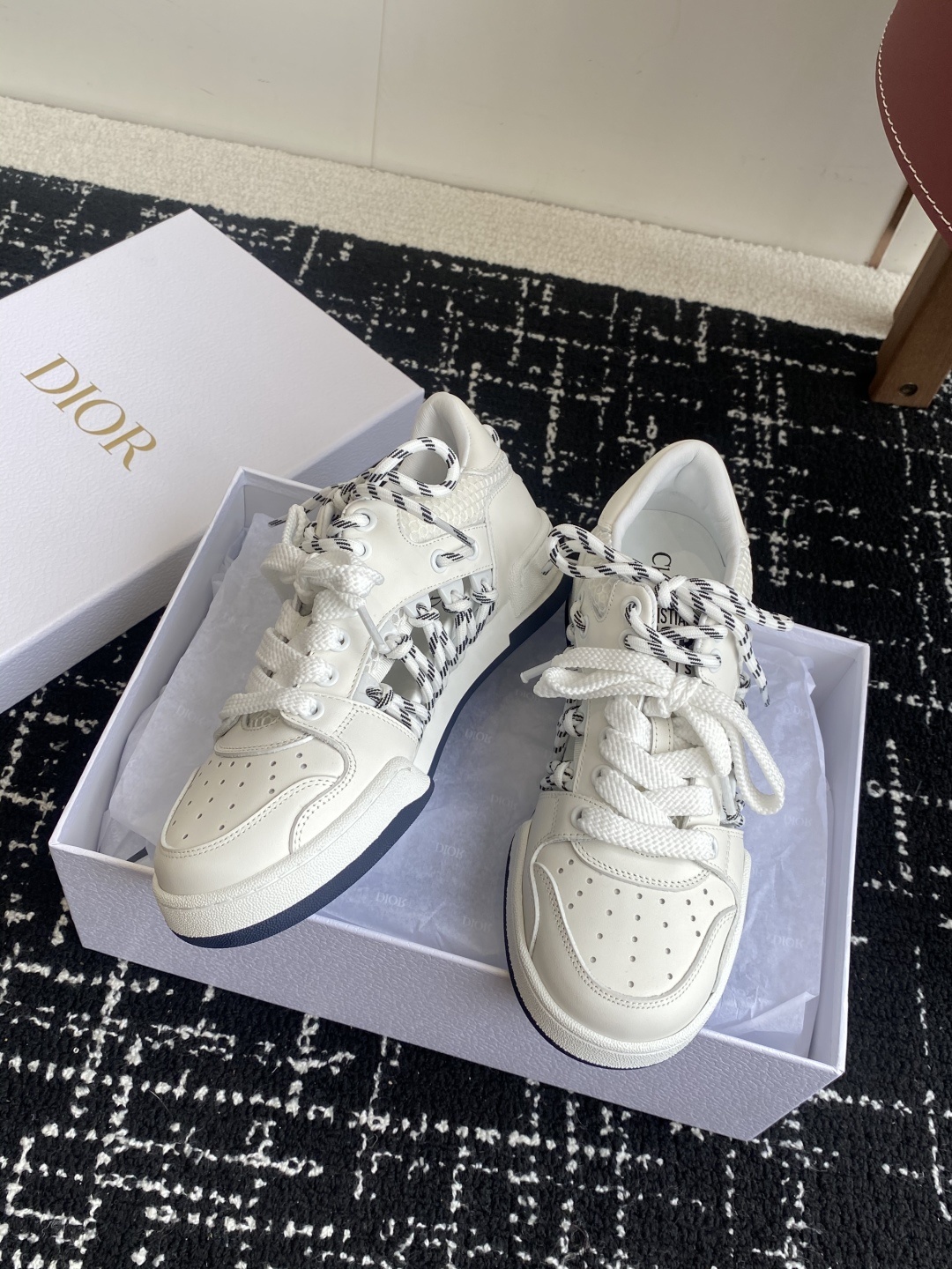 代购级
Dior迪奥 最新 First 系列 镂空 高帮休闲 运动鞋
原版购入开发 做货 这款 Dior