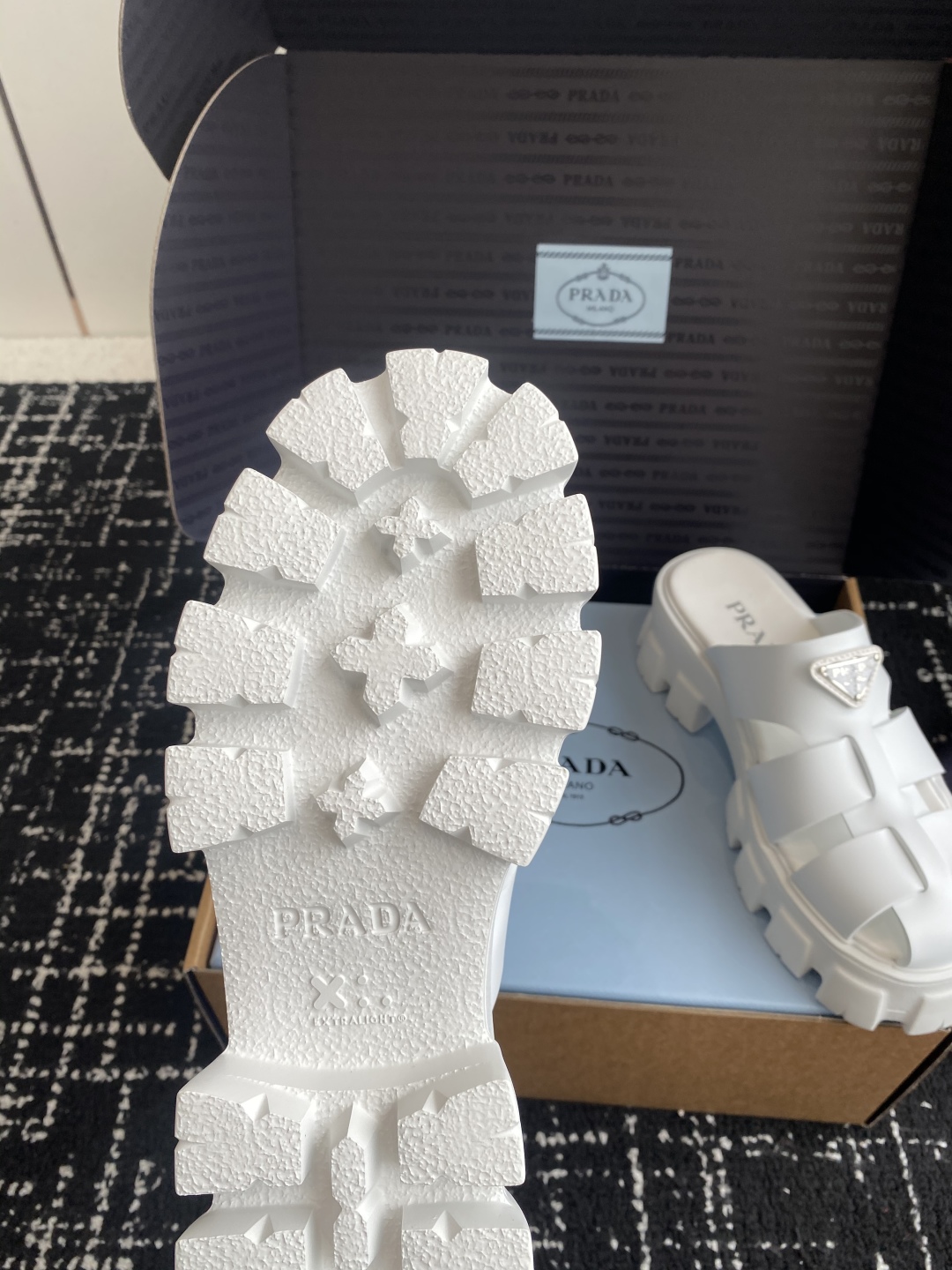 东莞代购级（⚠️官网同步✈️盒包装）
prada普拉达 25春夏新款锯齿罗马编织厚底橡胶凉拖鞋 

复古