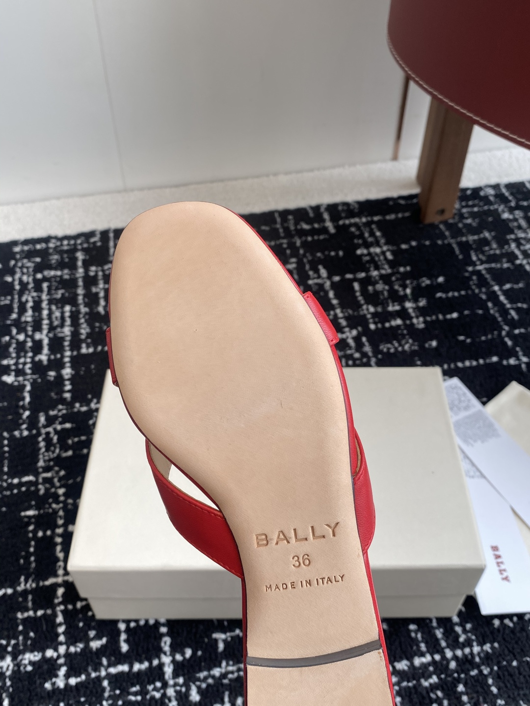 代购级
BALLA25S春夏新款 蝴蝶结凉鞋系列款式新颖别致！

采用方形蝴蝶机设计，搭配小方头！配以b