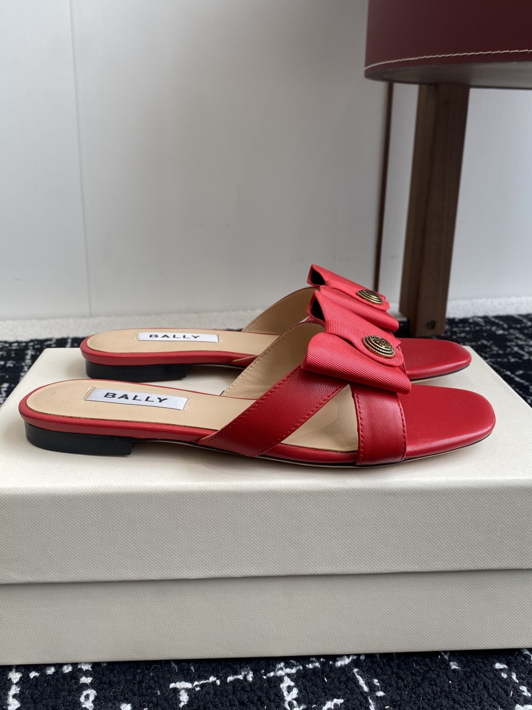 代购级
BALLA25S春夏新款 蝴蝶结凉鞋系列款式新颖别致！

采用方形蝴蝶机设计，搭配小方头！配以b