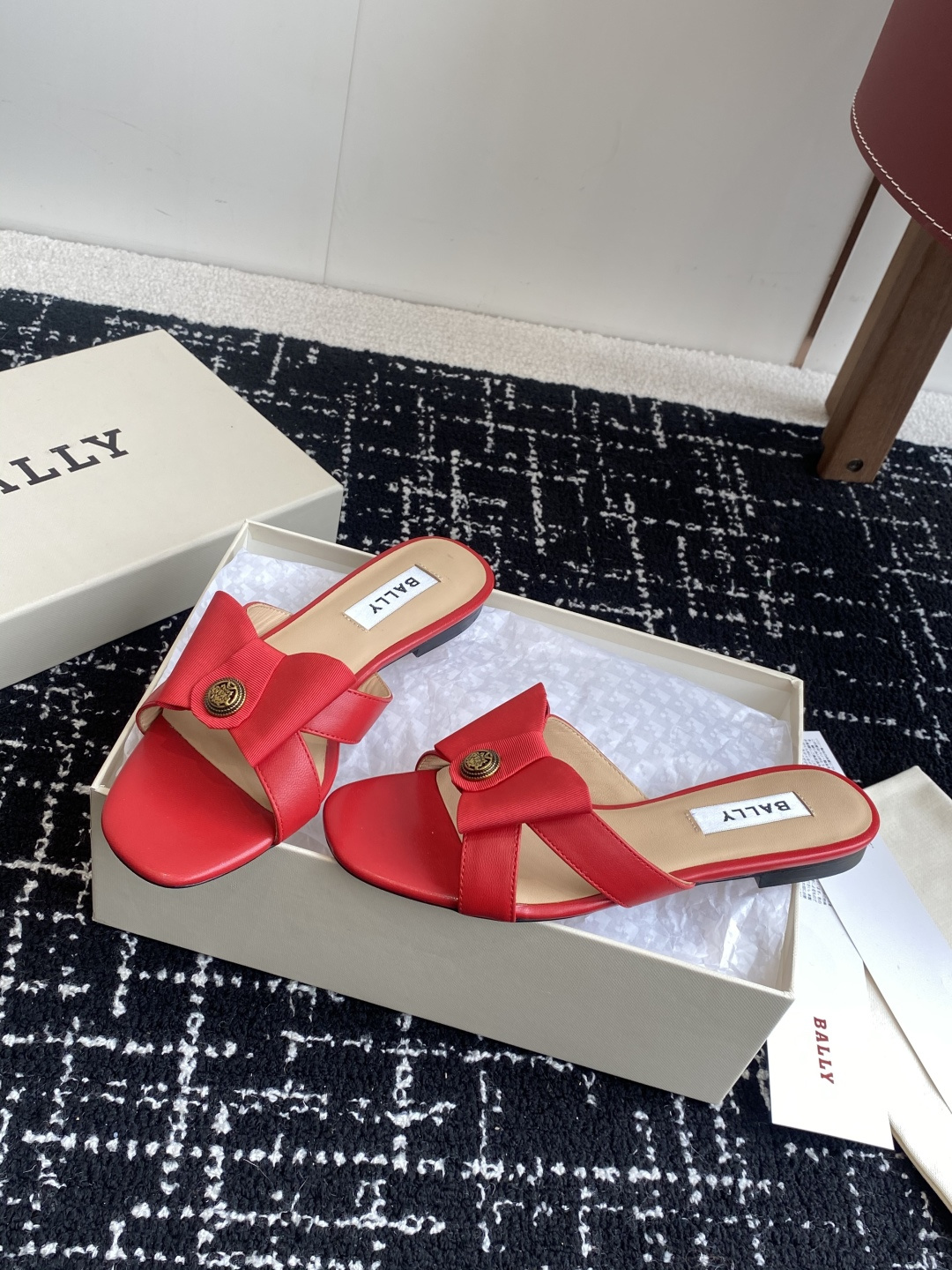 代购级
BALLA25S春夏新款 蝴蝶结凉鞋系列款式新颖别致！

采用方形蝴蝶机设计，搭配小方头！配以b