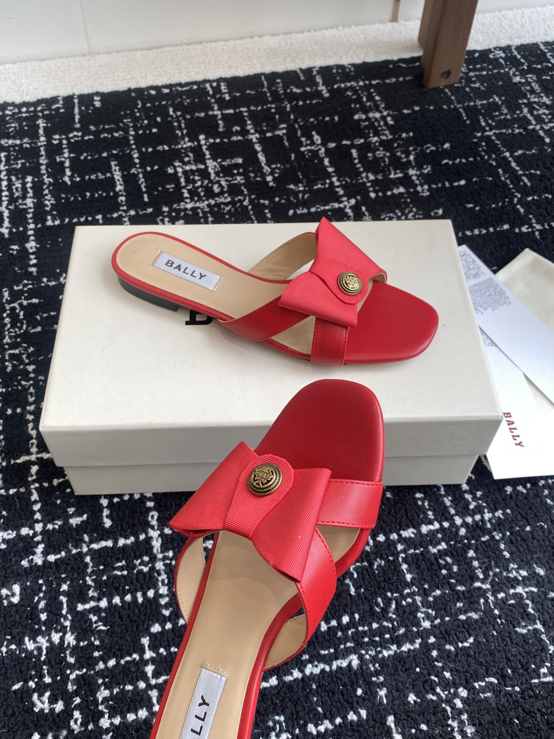 代购级
BALLA25S春夏新款 蝴蝶结凉鞋系列款式新颖别致！

采用方形蝴蝶机设计，搭配小方头！配以b