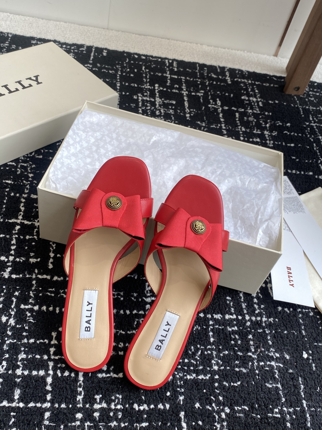 代购级
BALLA25S春夏新款 蝴蝶结凉鞋系列款式新颖别致！

采用方形蝴蝶机设计，搭配小方头！配以b