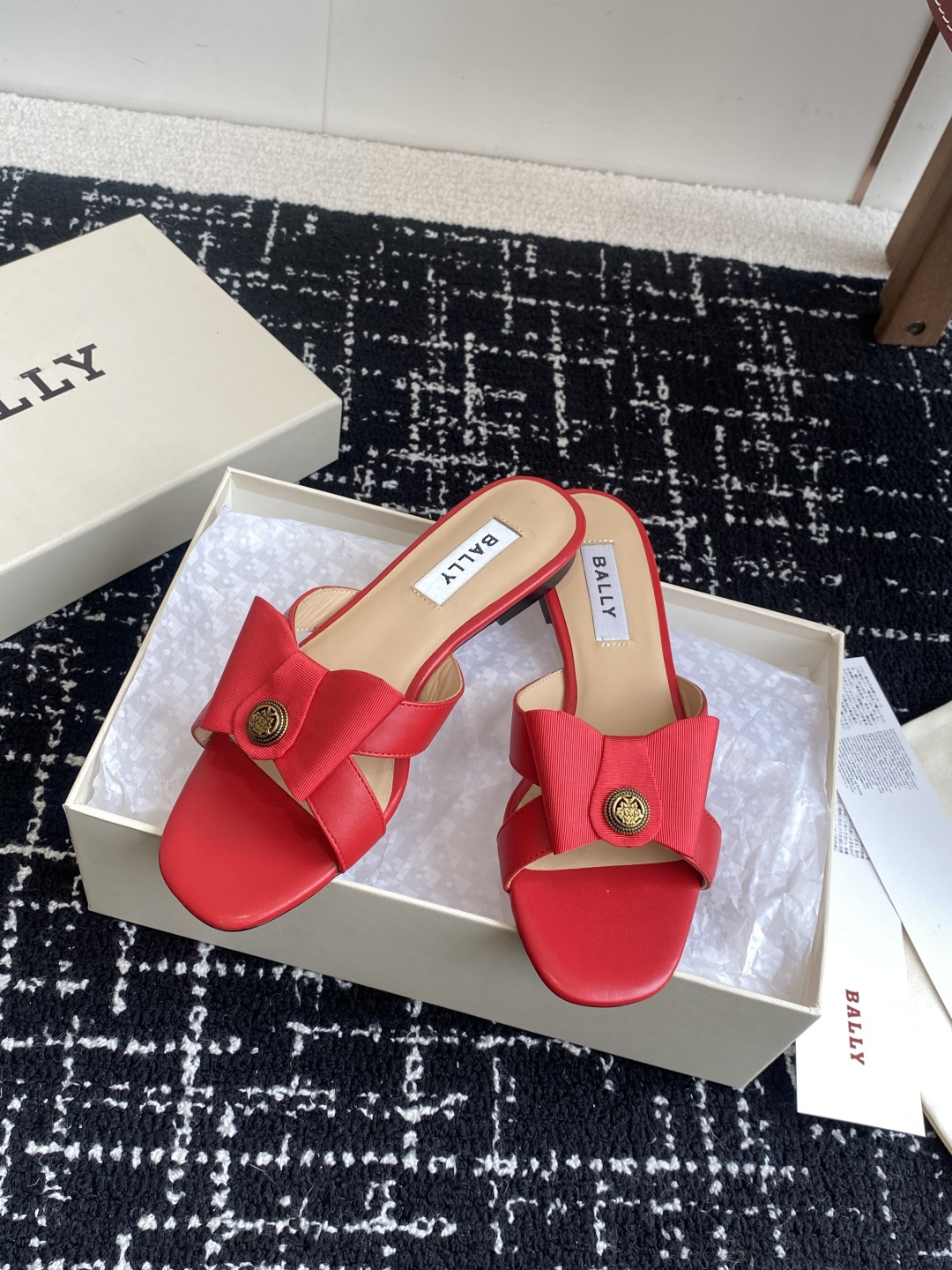 代购级
BALLA25S春夏新款 蝴蝶结凉鞋系列款式新颖别致！

采用方形蝴蝶机设计，搭配小方头！配以b