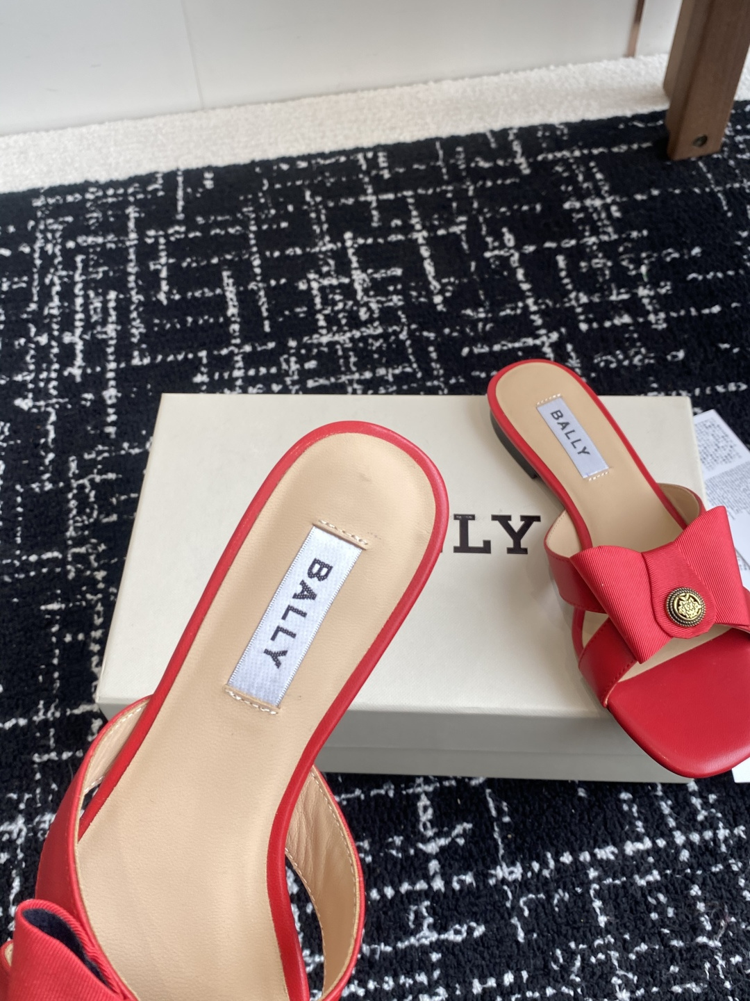 代购级
BALLA25S春夏新款 蝴蝶结凉鞋系列款式新颖别致！

采用方形蝴蝶机设计，搭配小方头！配以b