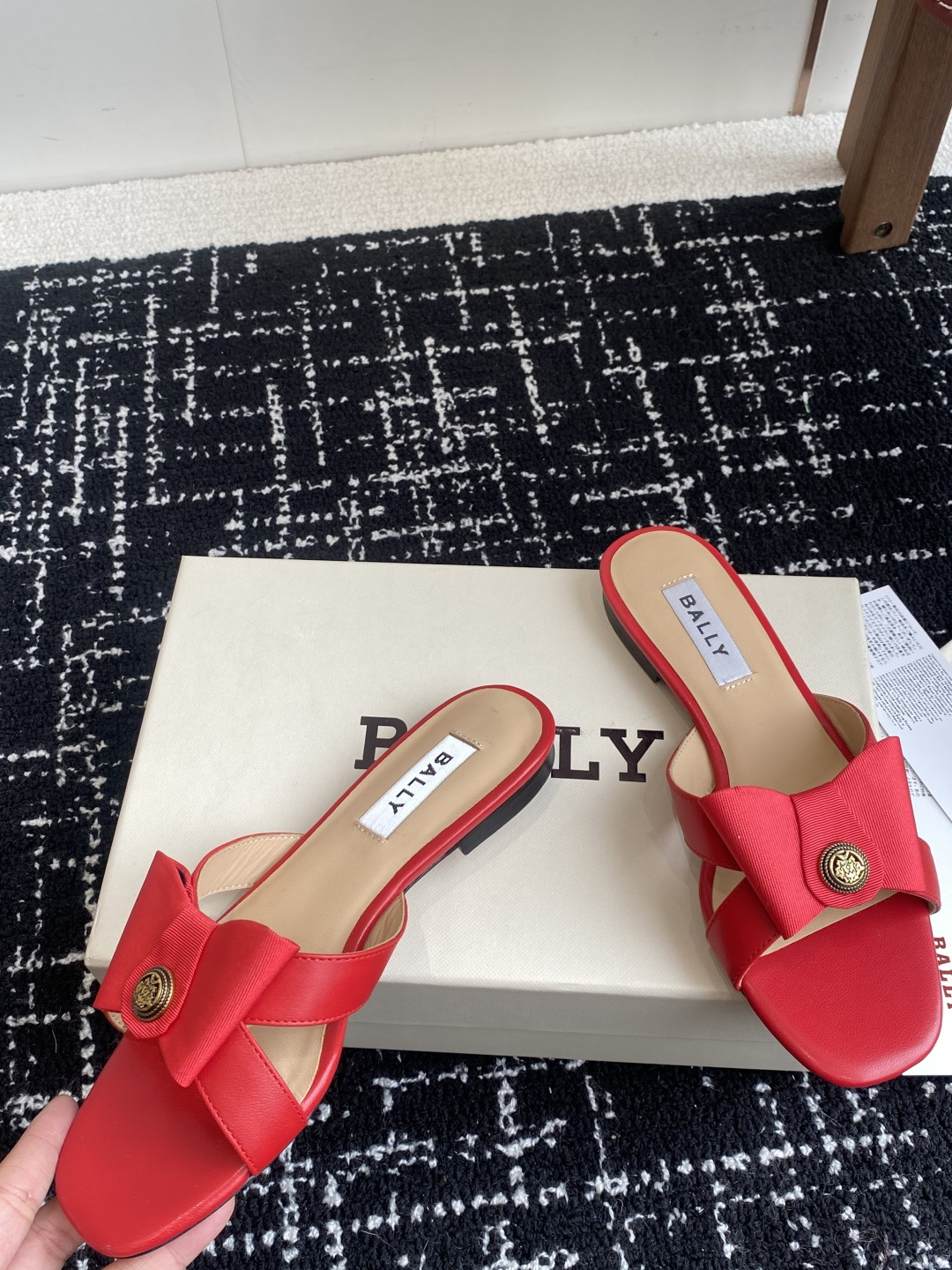 代购级
BALLA25S春夏新款 蝴蝶结凉鞋系列款式新颖别致！

采用方形蝴蝶机设计，搭配小方头！配以b