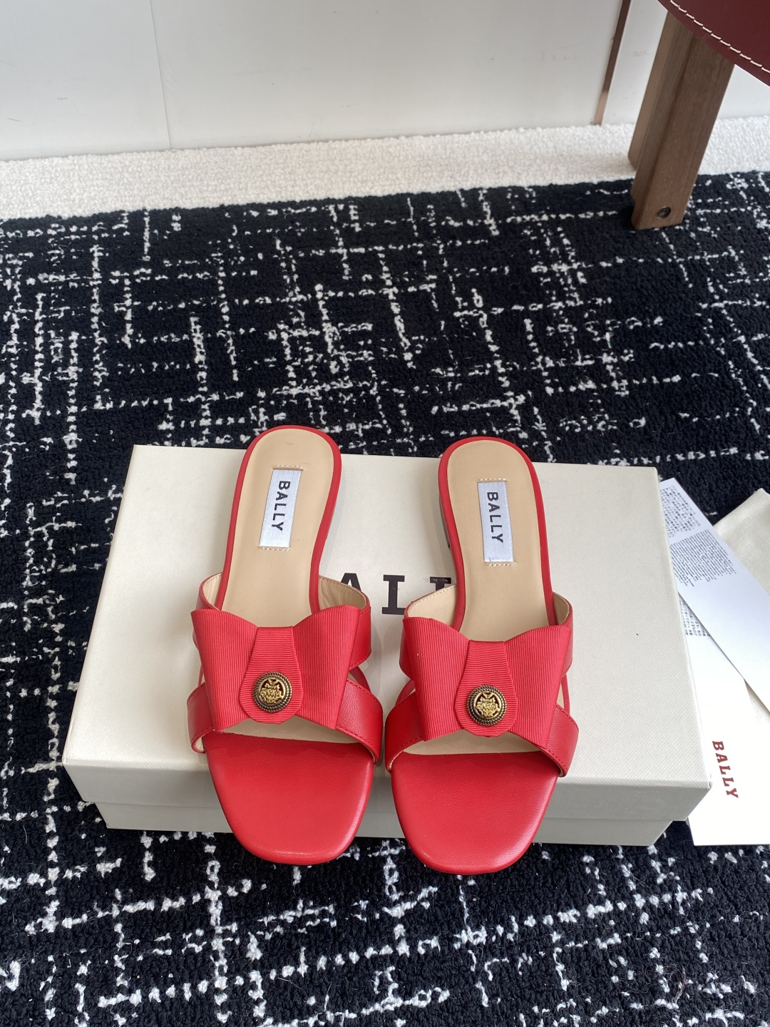 代购级
BALLA25S春夏新款 蝴蝶结凉鞋系列款式新颖别致！

采用方形蝴蝶机设计，搭配小方头！配以b