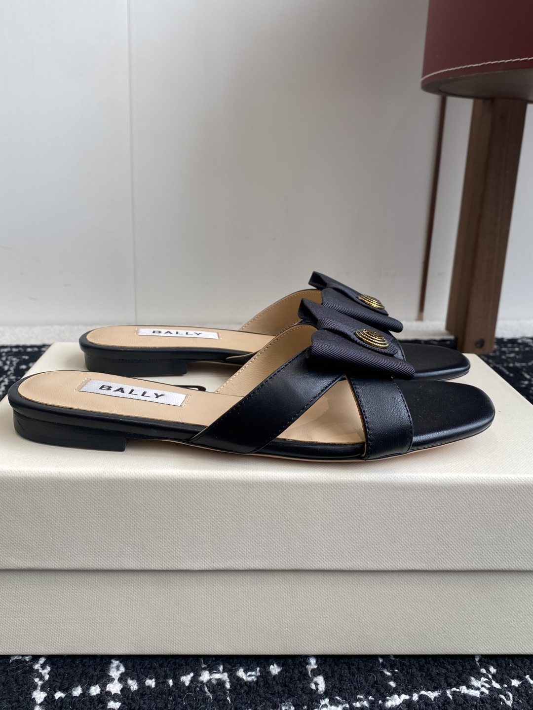 代购级
BALLA25S春夏新款 蝴蝶结凉鞋系列款式新颖别致！

采用方形蝴蝶机设计，搭配小方头！配以b