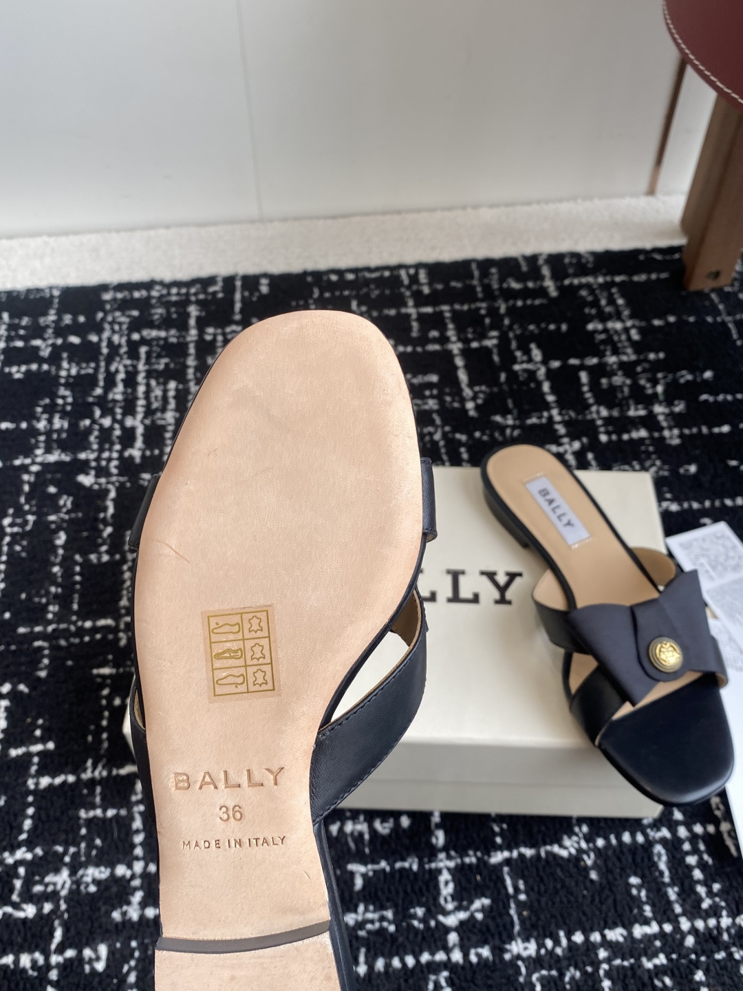 代购级
BALLA25S春夏新款 蝴蝶结凉鞋系列款式新颖别致！

采用方形蝴蝶机设计，搭配小方头！配以b