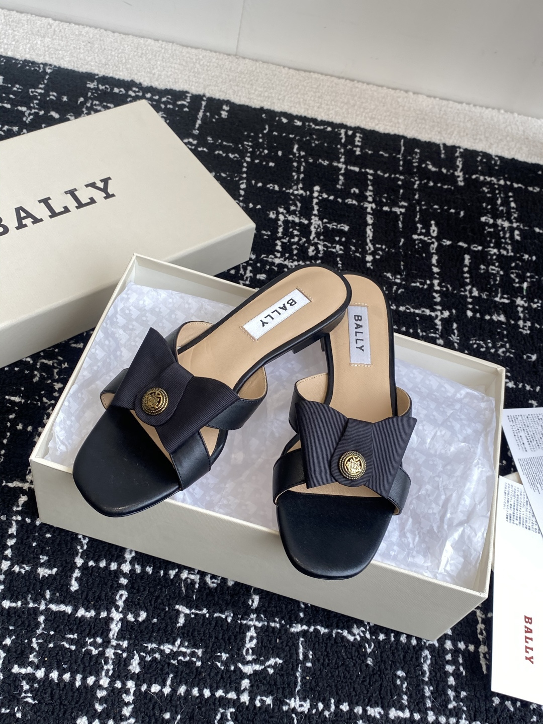 代购级
BALLA25S春夏新款 蝴蝶结凉鞋系列款式新颖别致！

采用方形蝴蝶机设计，搭配小方头！配以b