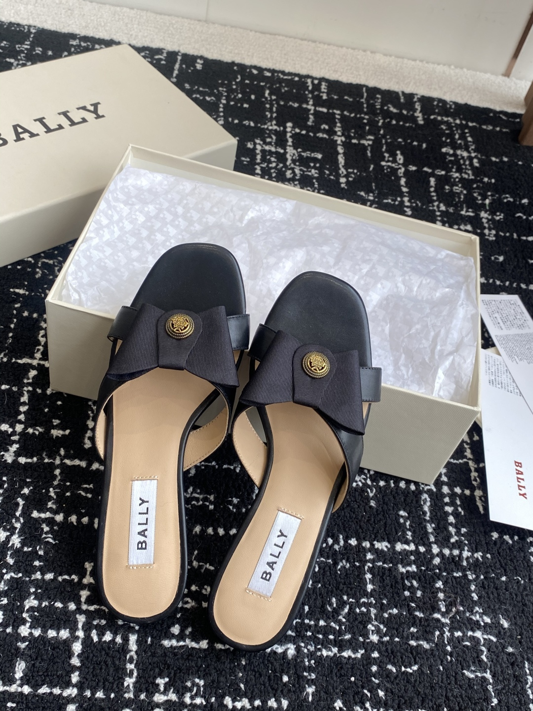 代购级
BALLA25S春夏新款 蝴蝶结凉鞋系列款式新颖别致！

采用方形蝴蝶机设计，搭配小方头！配以b