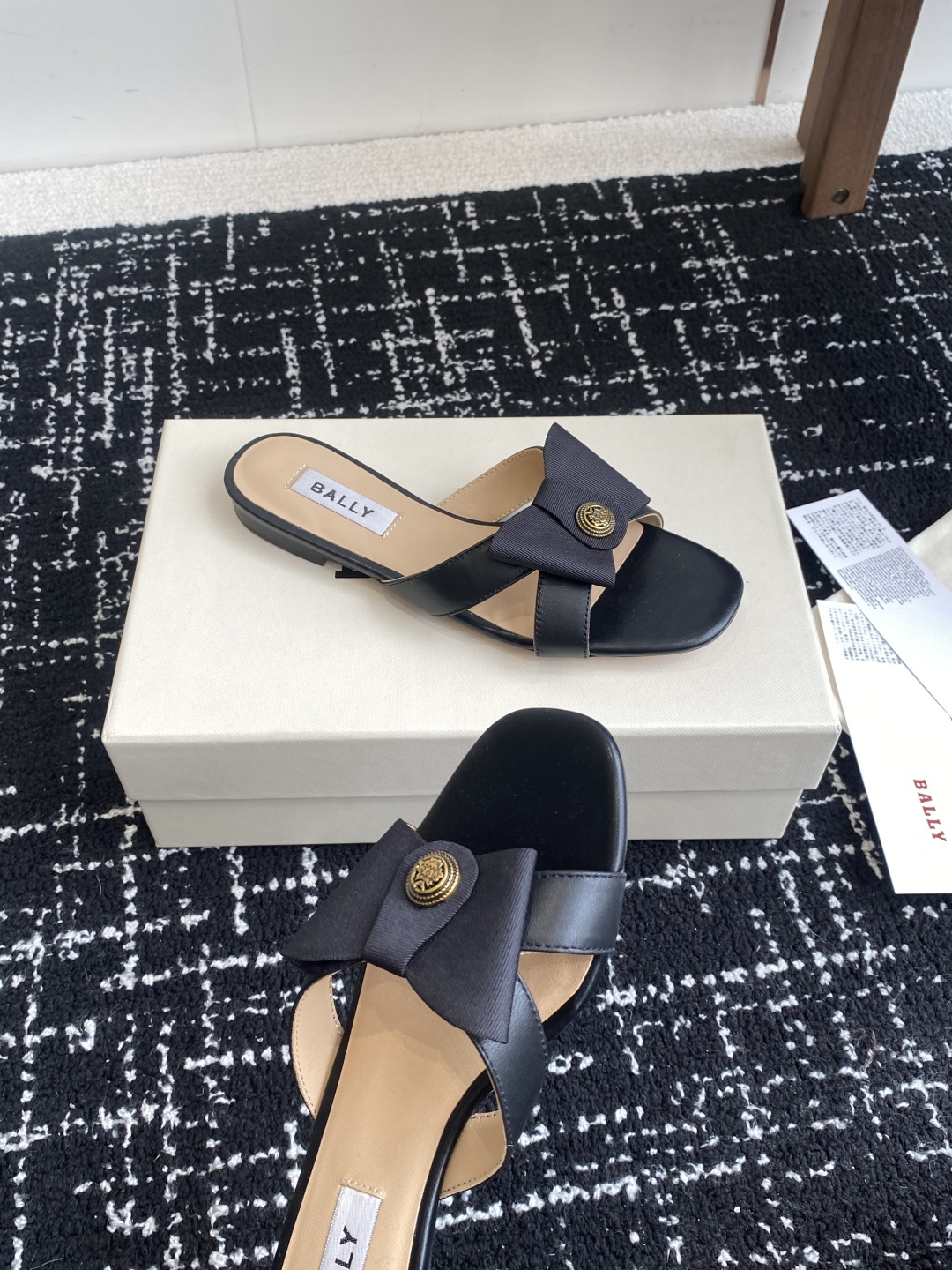 代购级
BALLA25S春夏新款 蝴蝶结凉鞋系列款式新颖别致！

采用方形蝴蝶机设计，搭配小方头！配以b