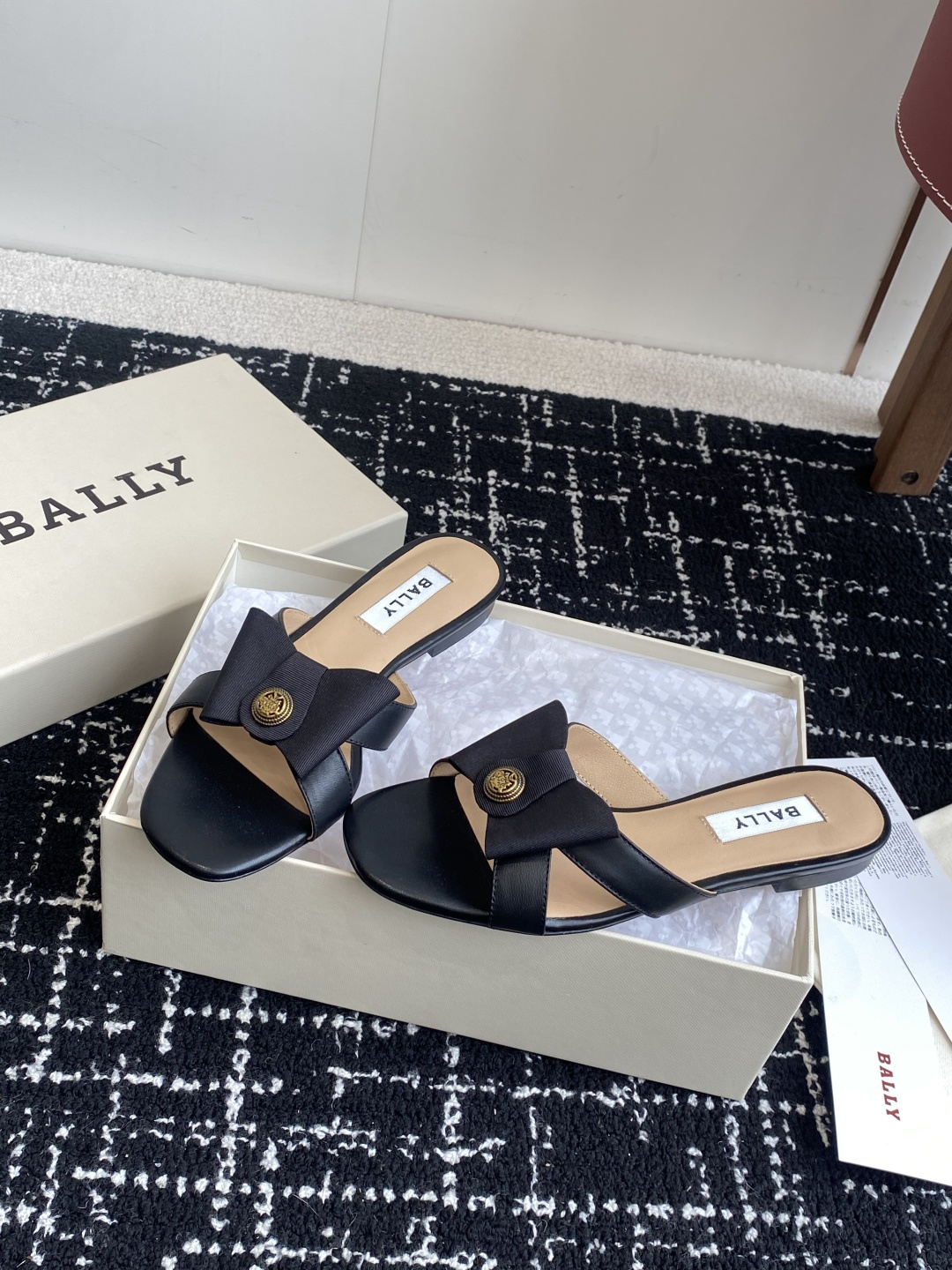 代购级
BALLA25S春夏新款 蝴蝶结凉鞋系列款式新颖别致！

采用方形蝴蝶机设计，搭配小方头！配以b