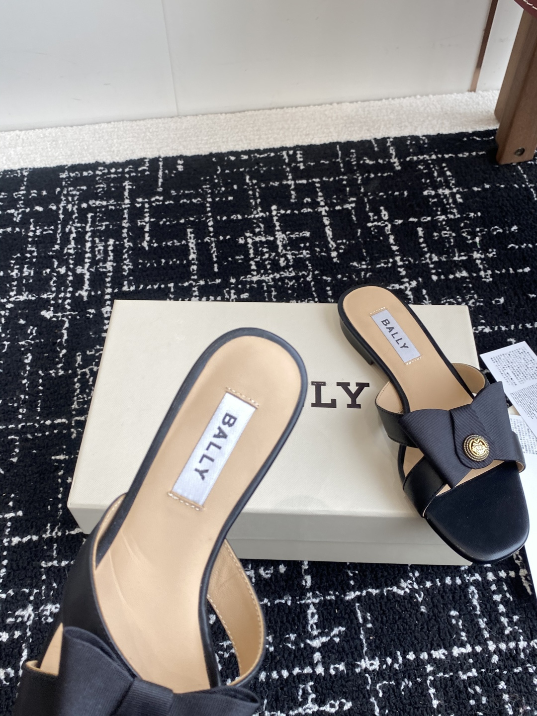 代购级
BALLA25S春夏新款 蝴蝶结凉鞋系列款式新颖别致！

采用方形蝴蝶机设计，搭配小方头！配以b