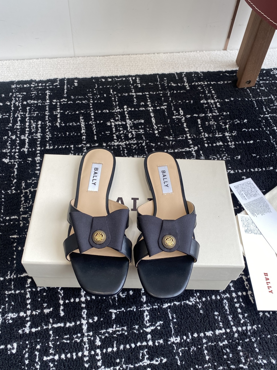 代购级
BALLA25S春夏新款 蝴蝶结凉鞋系列款式新颖别致！

采用方形蝴蝶机设计，搭配小方头！配以b