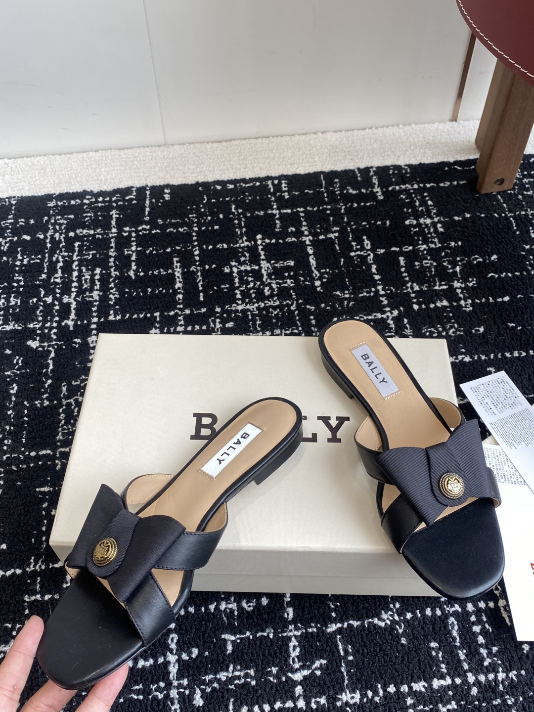 代购级
BALLA25S春夏新款 蝴蝶结凉鞋系列款式新颖别致！

采用方形蝴蝶机设计，搭配小方头！配以b