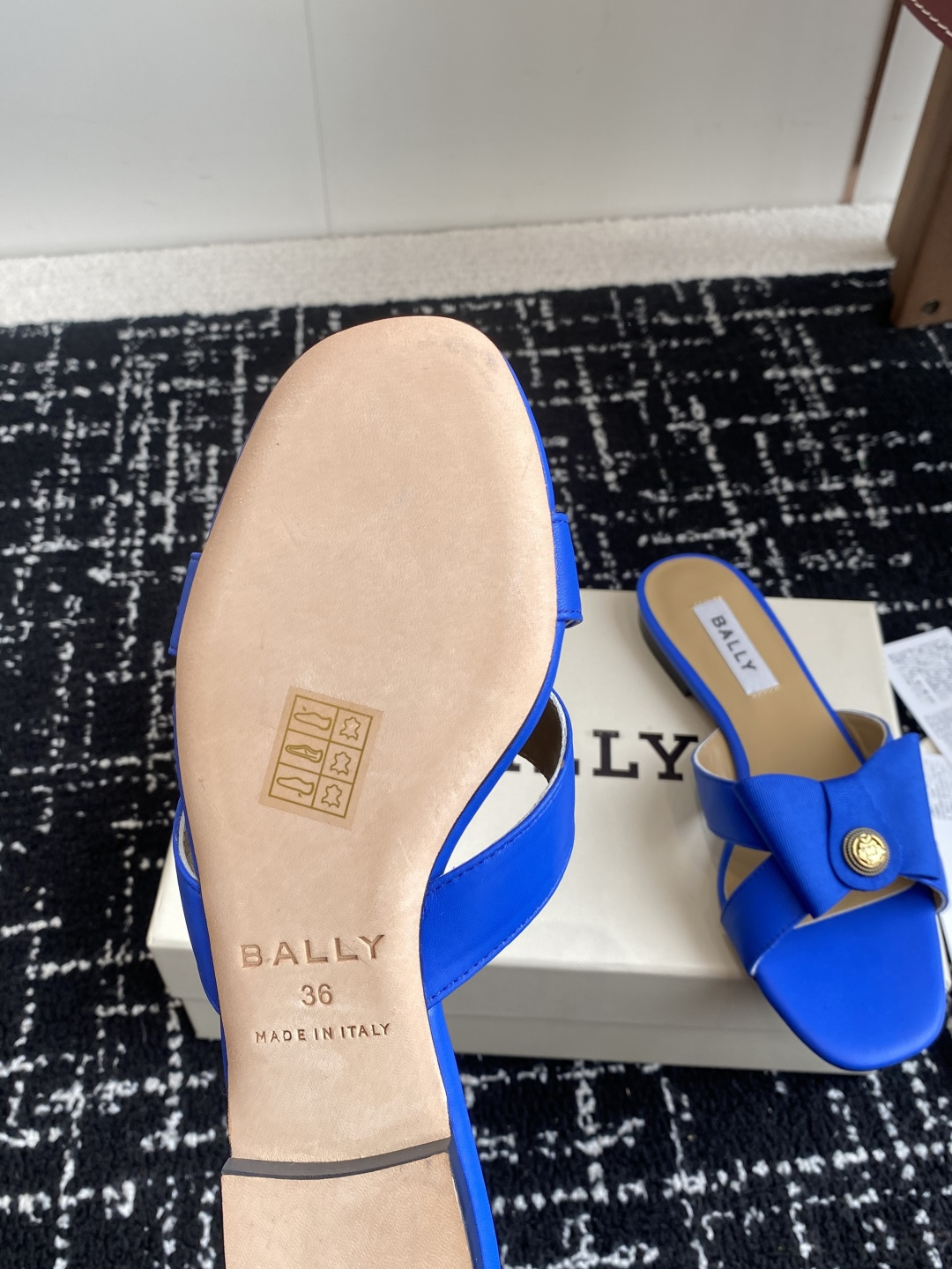 代购级
BALLA25S春夏新款 蝴蝶结凉鞋系列款式新颖别致！

采用方形蝴蝶机设计，搭配小方头！配以b