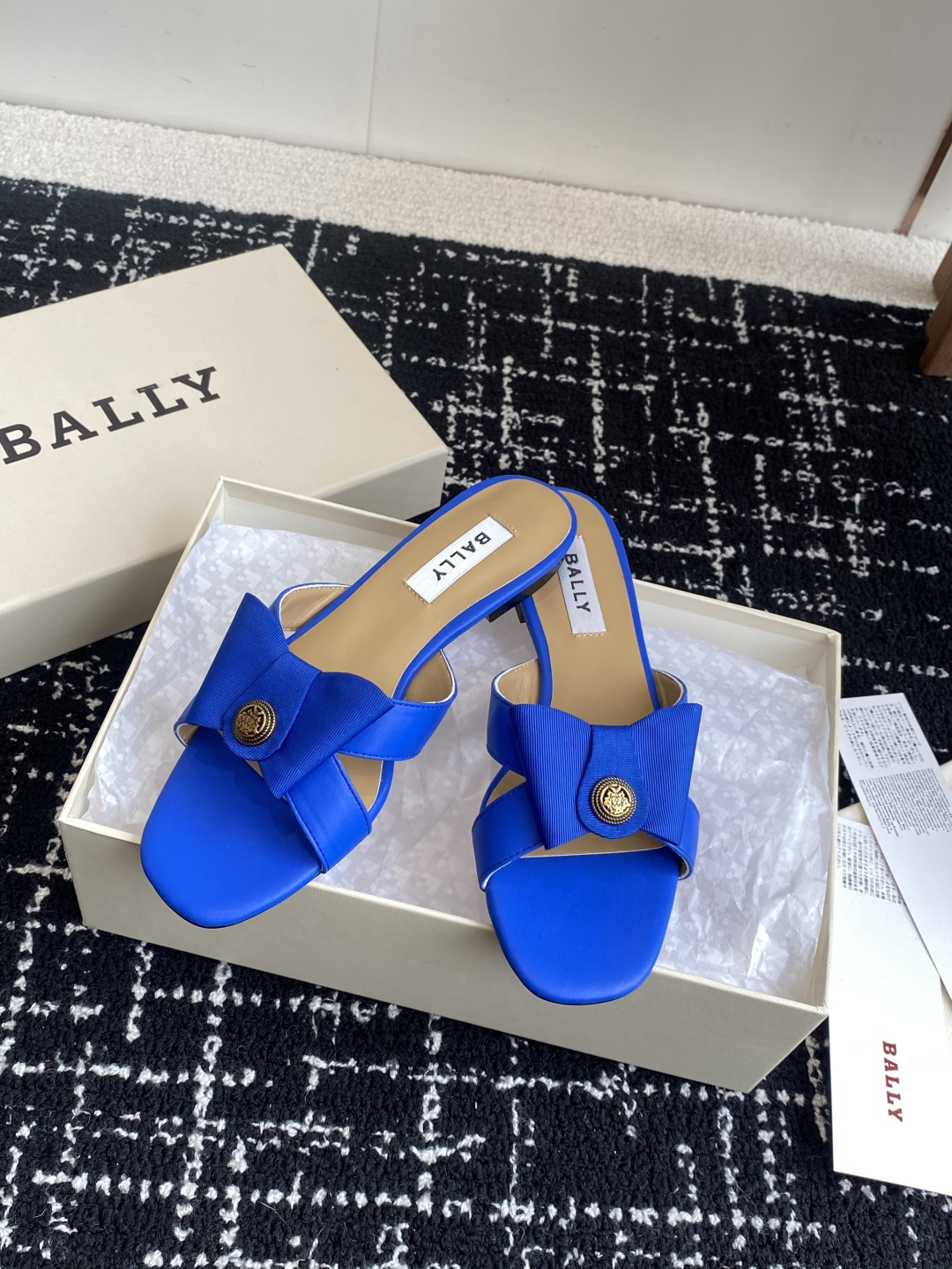 代购级
BALLA25S春夏新款 蝴蝶结凉鞋系列款式新颖别致！

采用方形蝴蝶机设计，搭配小方头！配以b