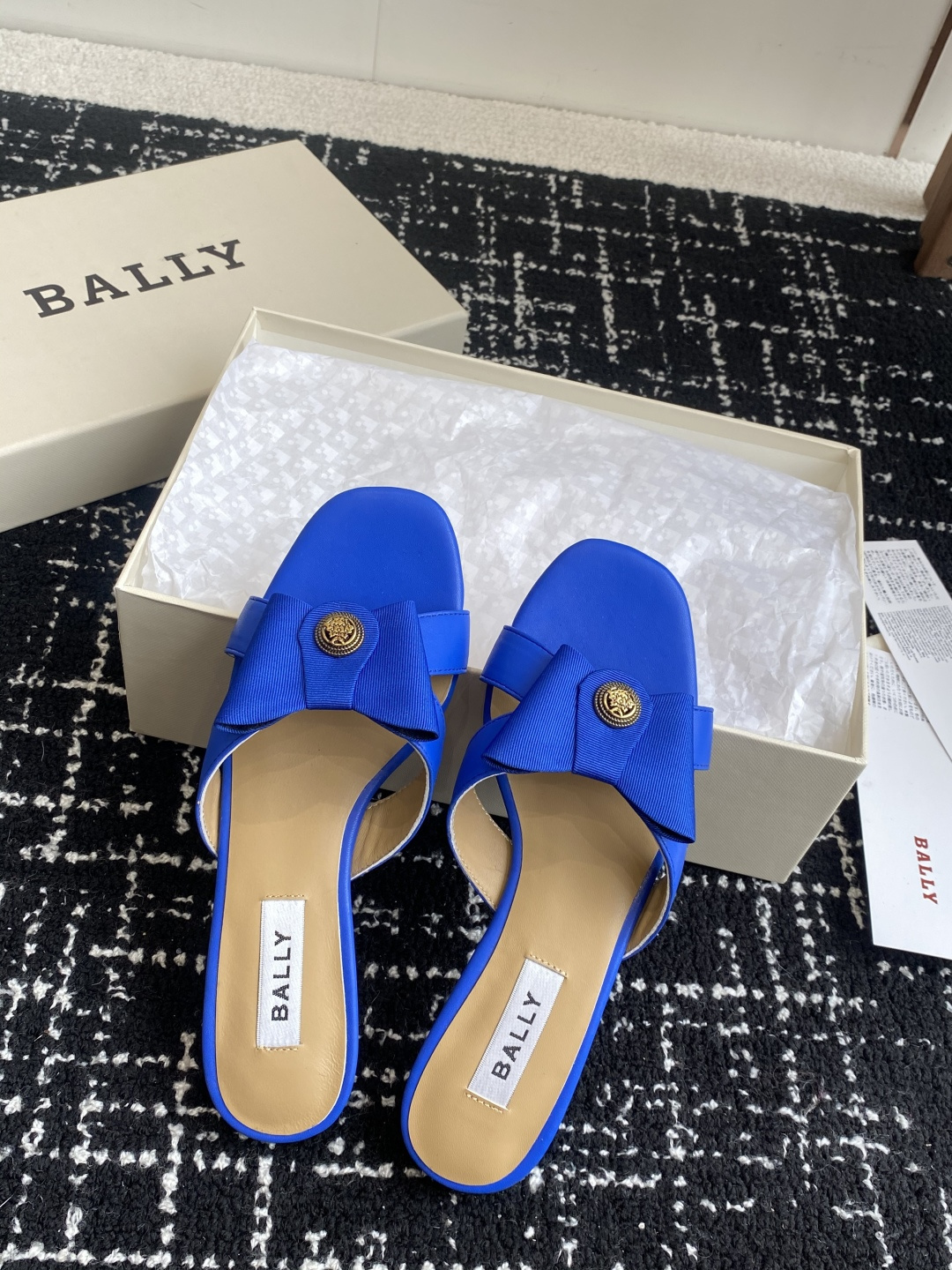 代购级
BALLA25S春夏新款 蝴蝶结凉鞋系列款式新颖别致！

采用方形蝴蝶机设计，搭配小方头！配以b