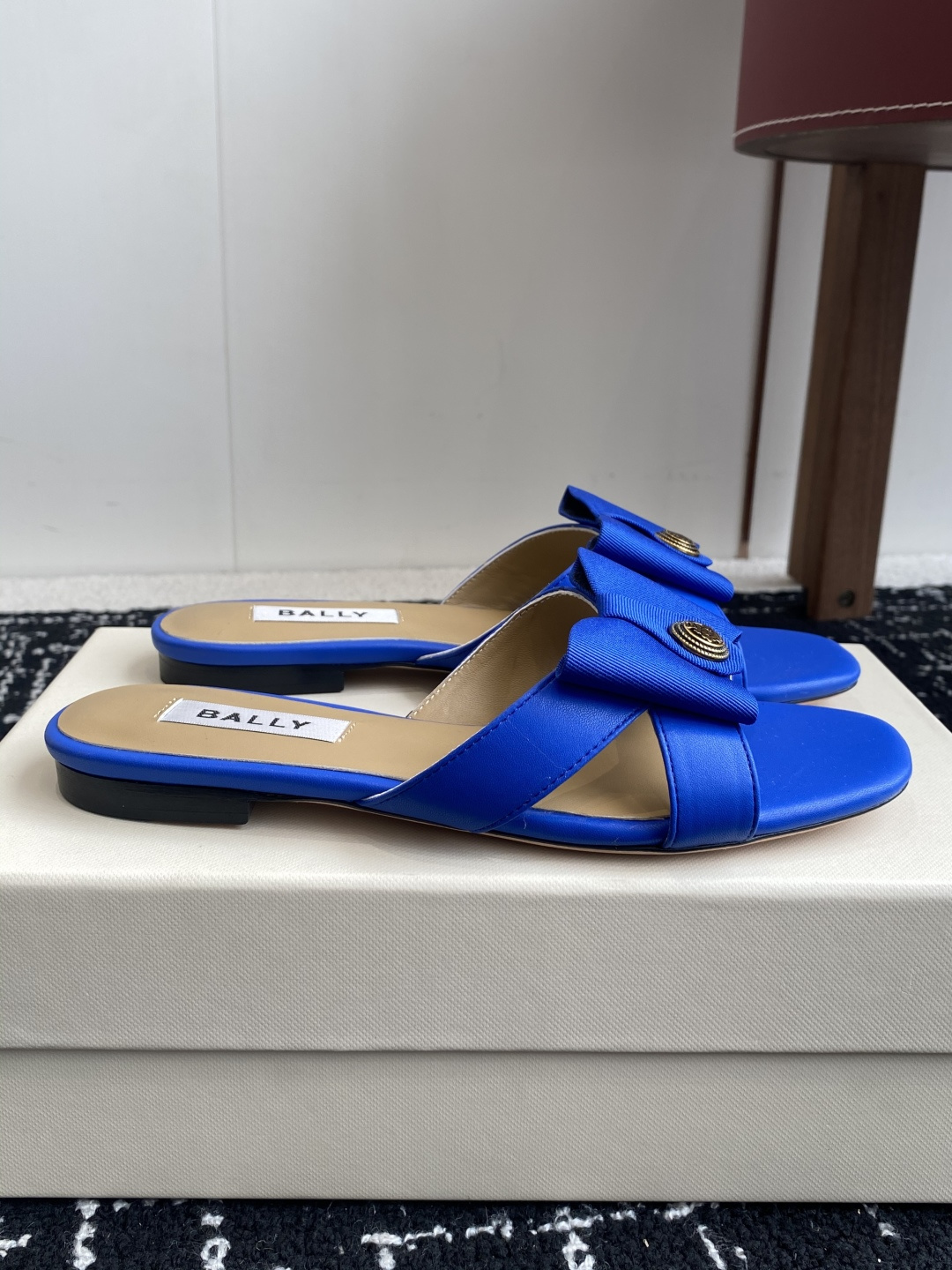 代购级
BALLA25S春夏新款 蝴蝶结凉鞋系列款式新颖别致！

采用方形蝴蝶机设计，搭配小方头！配以b