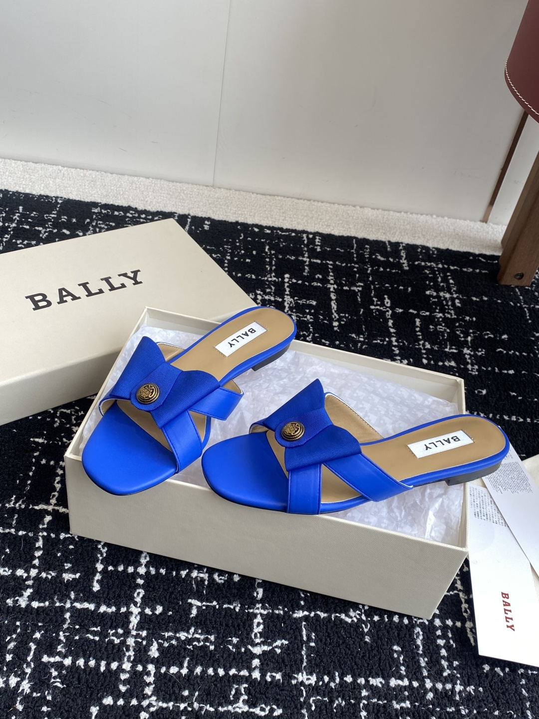 代购级
BALLA25S春夏新款 蝴蝶结凉鞋系列款式新颖别致！

采用方形蝴蝶机设计，搭配小方头！配以b