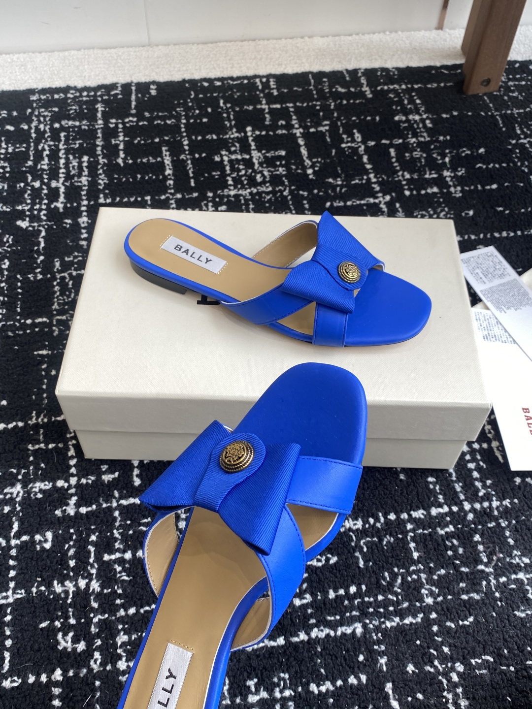 代购级
BALLA25S春夏新款 蝴蝶结凉鞋系列款式新颖别致！

采用方形蝴蝶机设计，搭配小方头！配以b