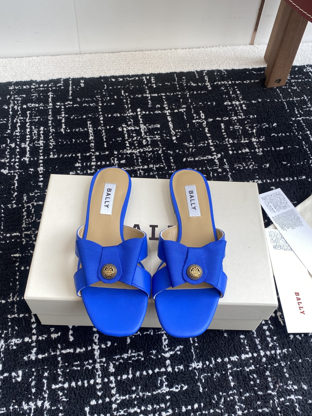 代购级
BALLA25S春夏新款 蝴蝶结凉鞋系列款式新颖别致！

采用方形蝴蝶机设计，搭配小方头！配以b