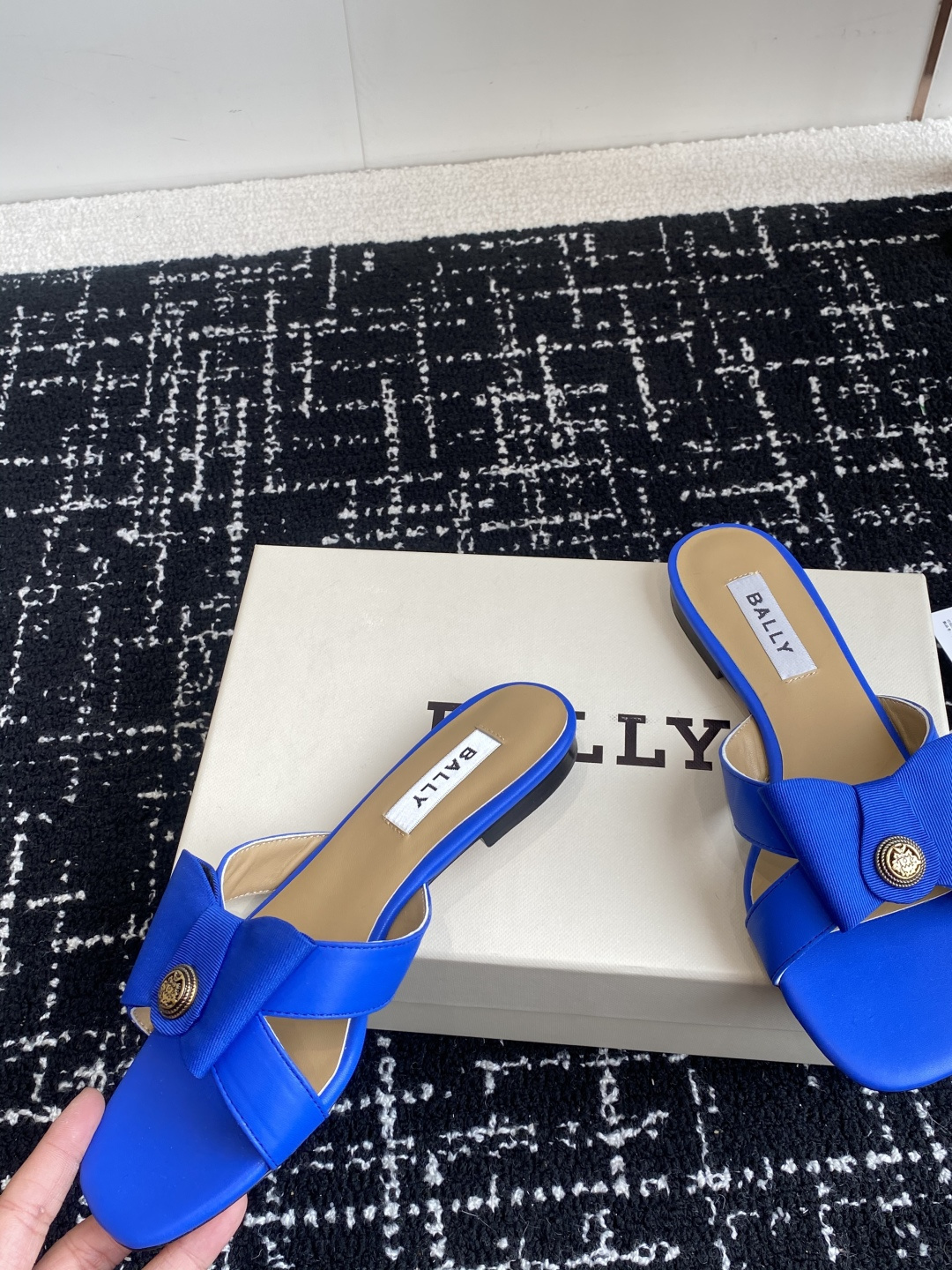 代购级
BALLA25S春夏新款 蝴蝶结凉鞋系列款式新颖别致！

采用方形蝴蝶机设计，搭配小方头！配以b