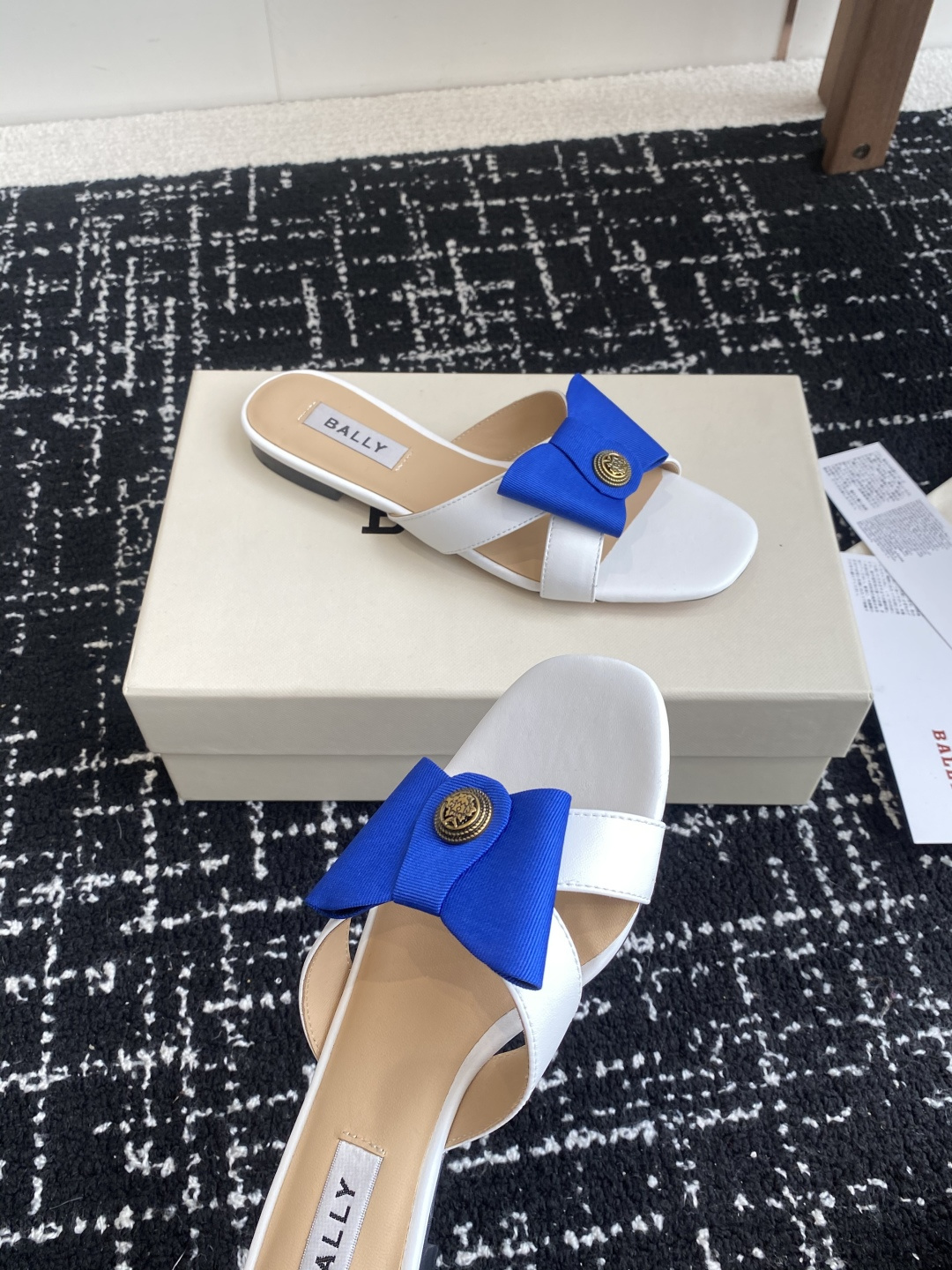 代购级
BALLA25S春夏新款 蝴蝶结凉鞋系列款式新颖别致！

采用方形蝴蝶机设计，搭配小方头！配以b