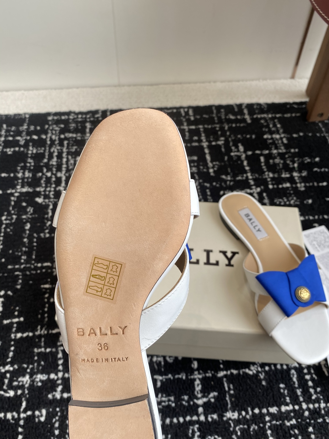 代购级
BALLA25S春夏新款 蝴蝶结凉鞋系列款式新颖别致！

采用方形蝴蝶机设计，搭配小方头！配以b