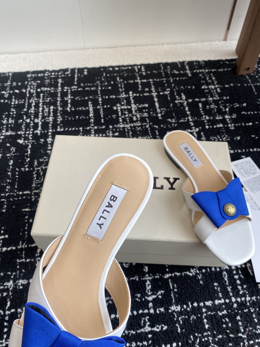 代购级
BALLA25S春夏新款 蝴蝶结凉鞋系列款式新颖别致！

采用方形蝴蝶机设计，搭配小方头！配以b