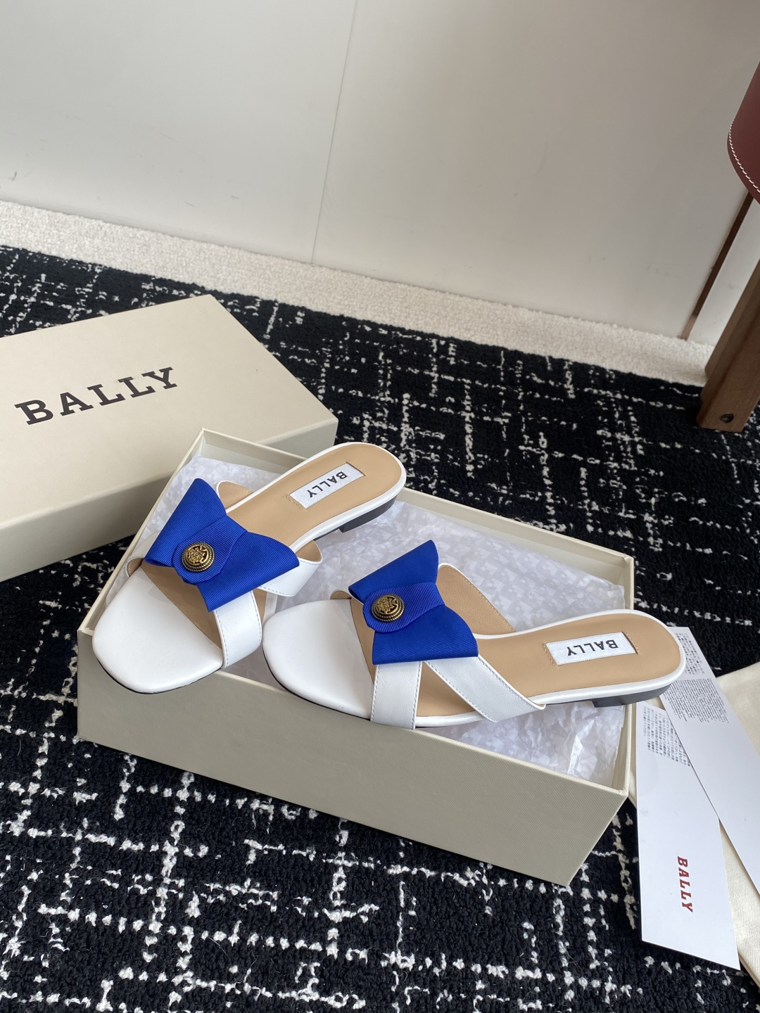 代购级
BALLA25S春夏新款 蝴蝶结凉鞋系列款式新颖别致！

采用方形蝴蝶机设计，搭配小方头！配以b