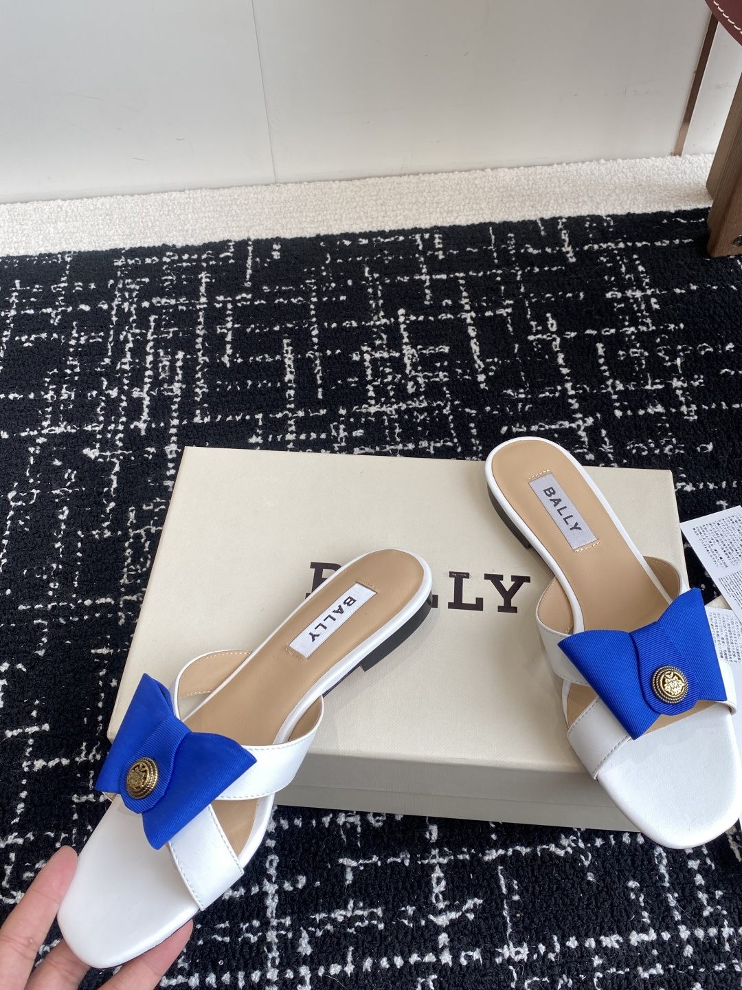 代购级
BALLA25S春夏新款 蝴蝶结凉鞋系列款式新颖别致！

采用方形蝴蝶机设计，搭配小方头！配以b