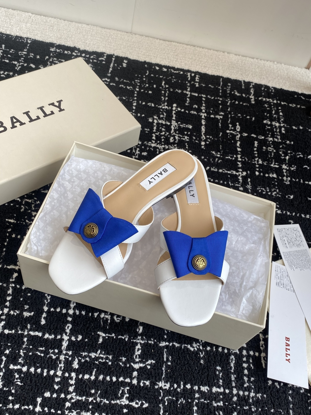 代购级
BALLA25S春夏新款 蝴蝶结凉鞋系列款式新颖别致！

采用方形蝴蝶机设计，搭配小方头！配以b