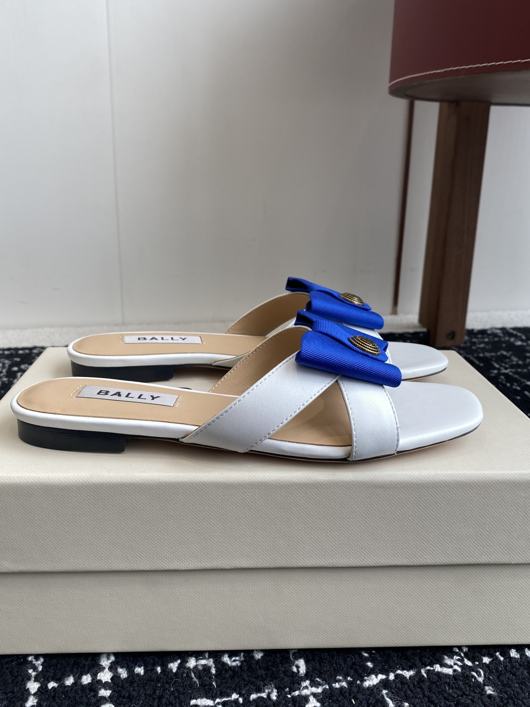 代购级
BALLA25S春夏新款 蝴蝶结凉鞋系列款式新颖别致！

采用方形蝴蝶机设计，搭配小方头！配以b